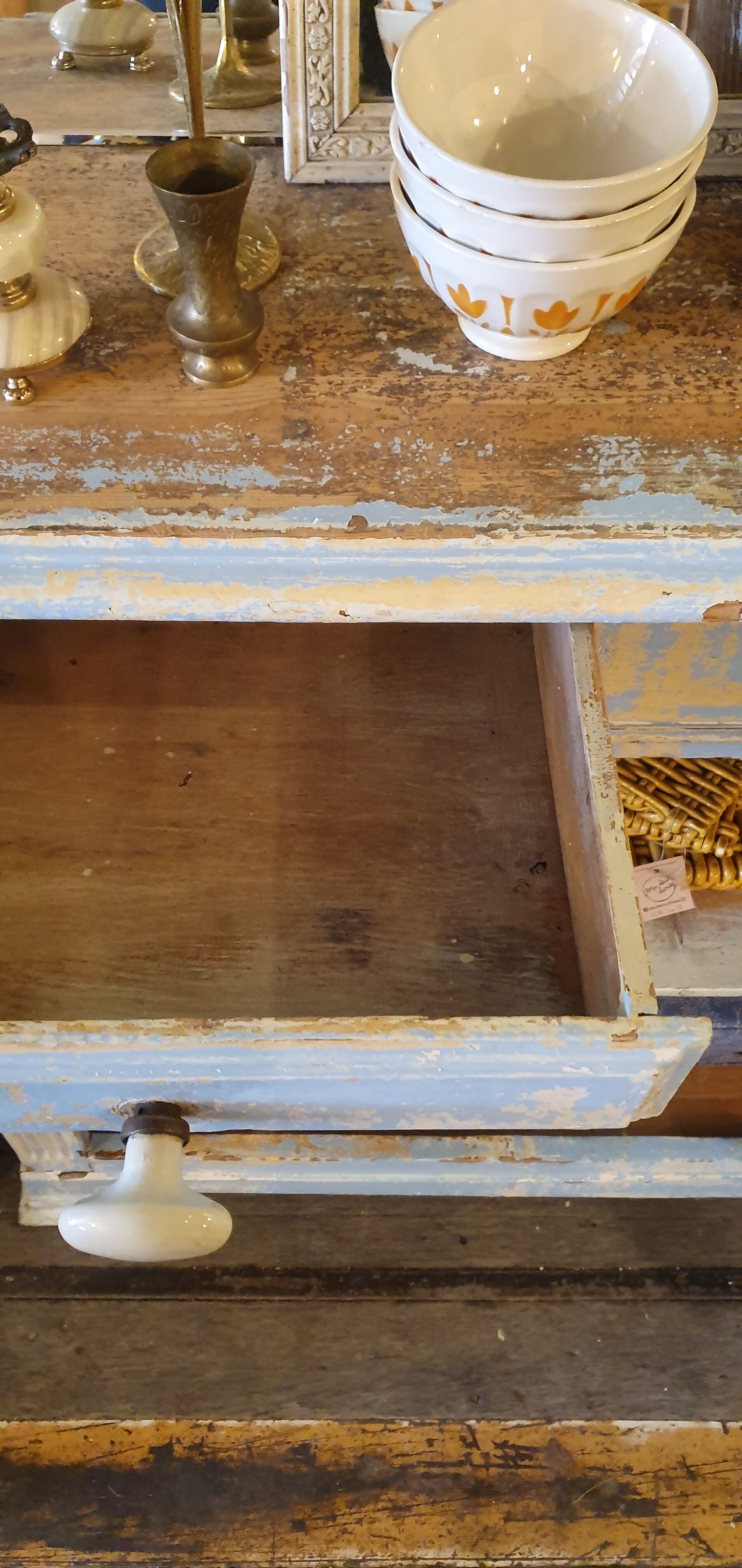 Buffet without pretty door patina