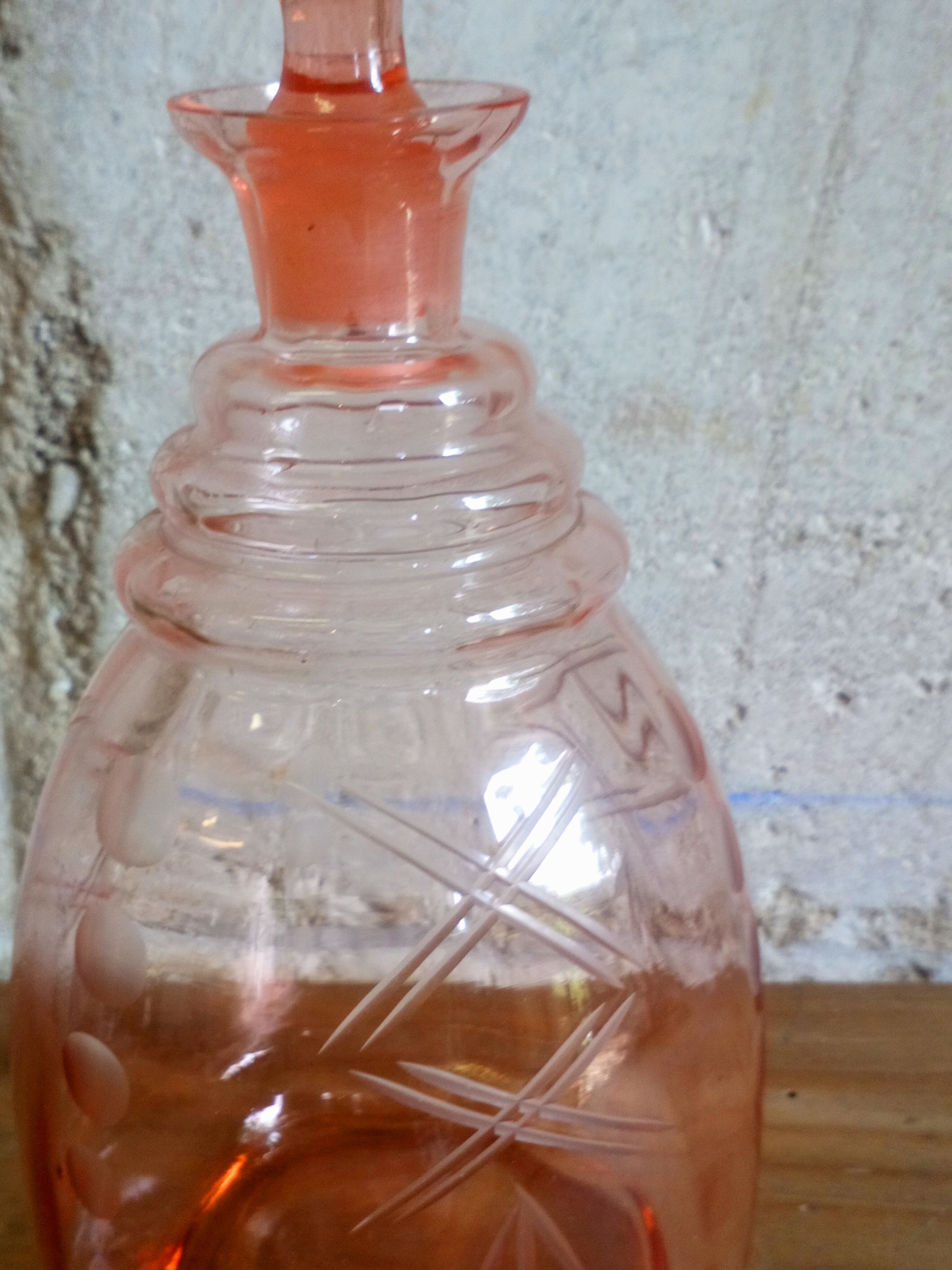 Carafe en verre gravé rose