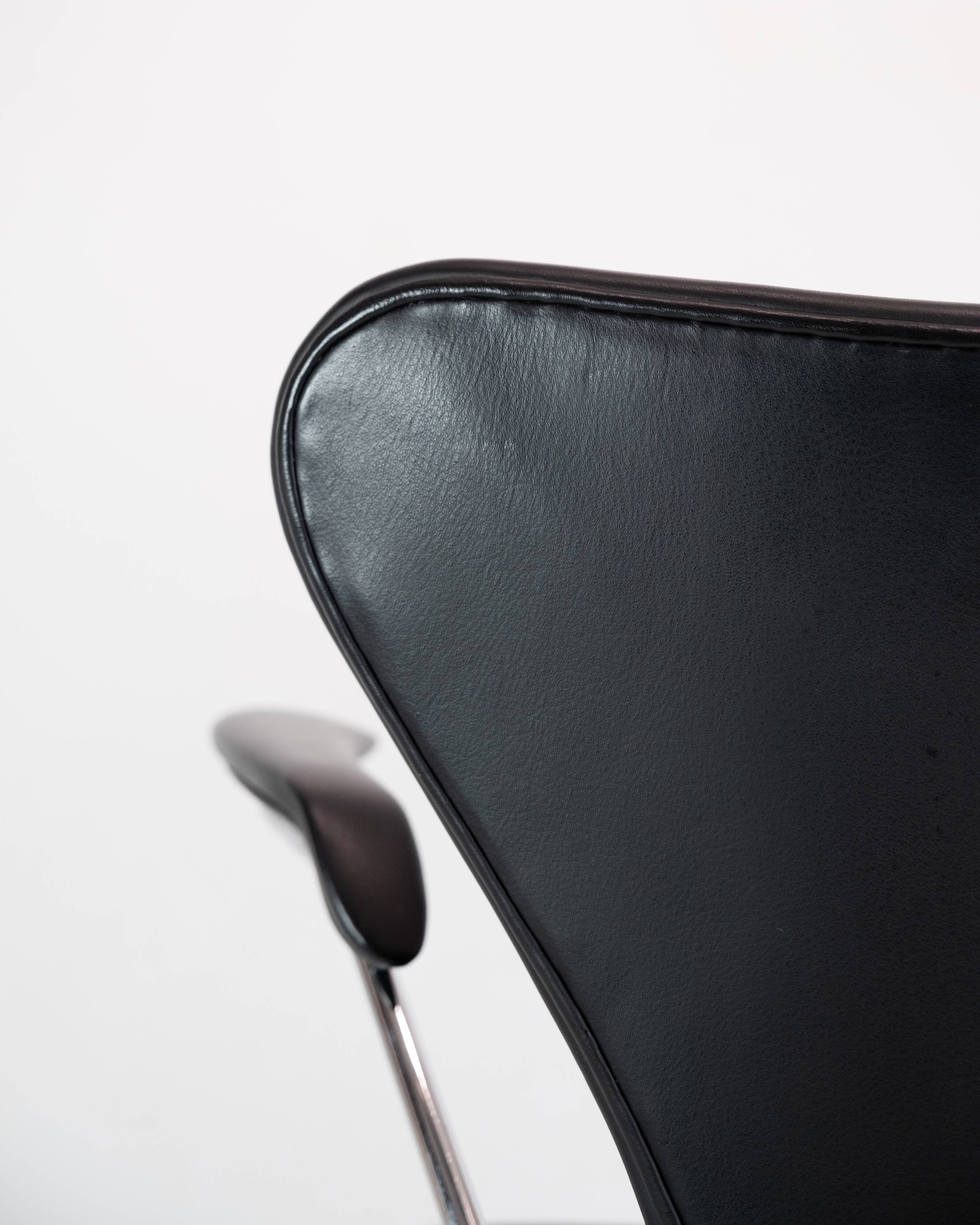 Seven Chairs With Armrests Model 3207 In Black Leather Arne Jacobsen & Fritz Hansen