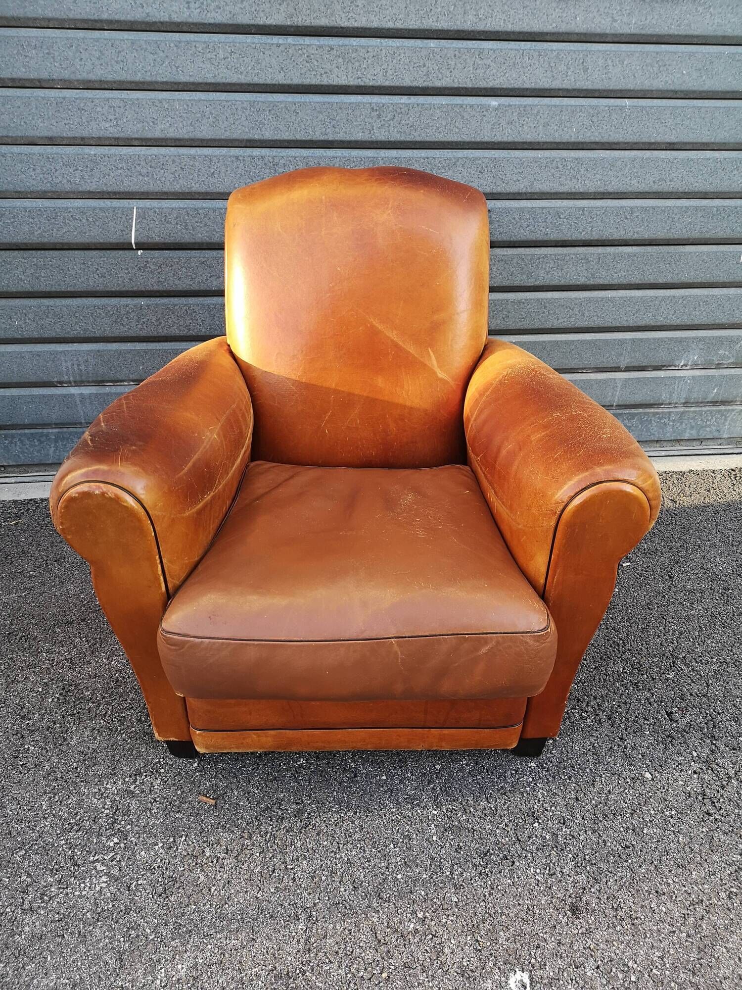 Pair of club chair in beautiful patina leather