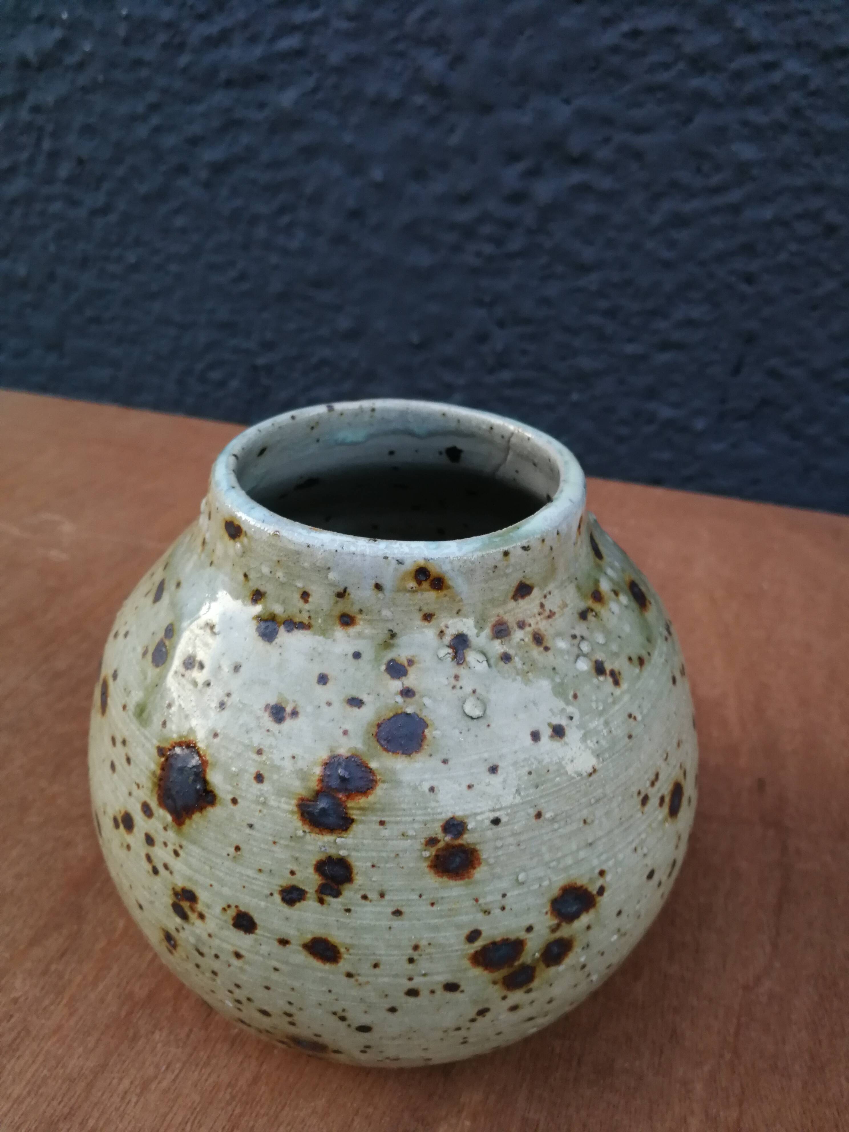 Lot vase and pair of stoneware cups