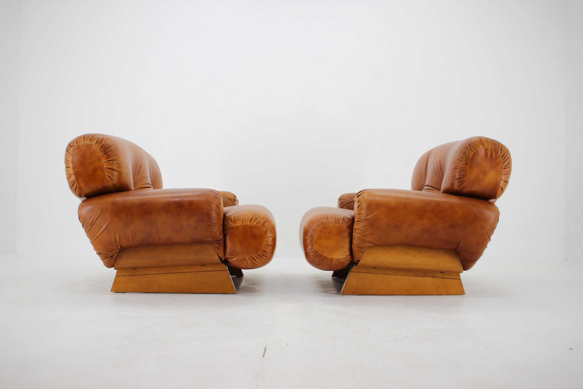 1970s design italian armchairs in wood and cognac leather
