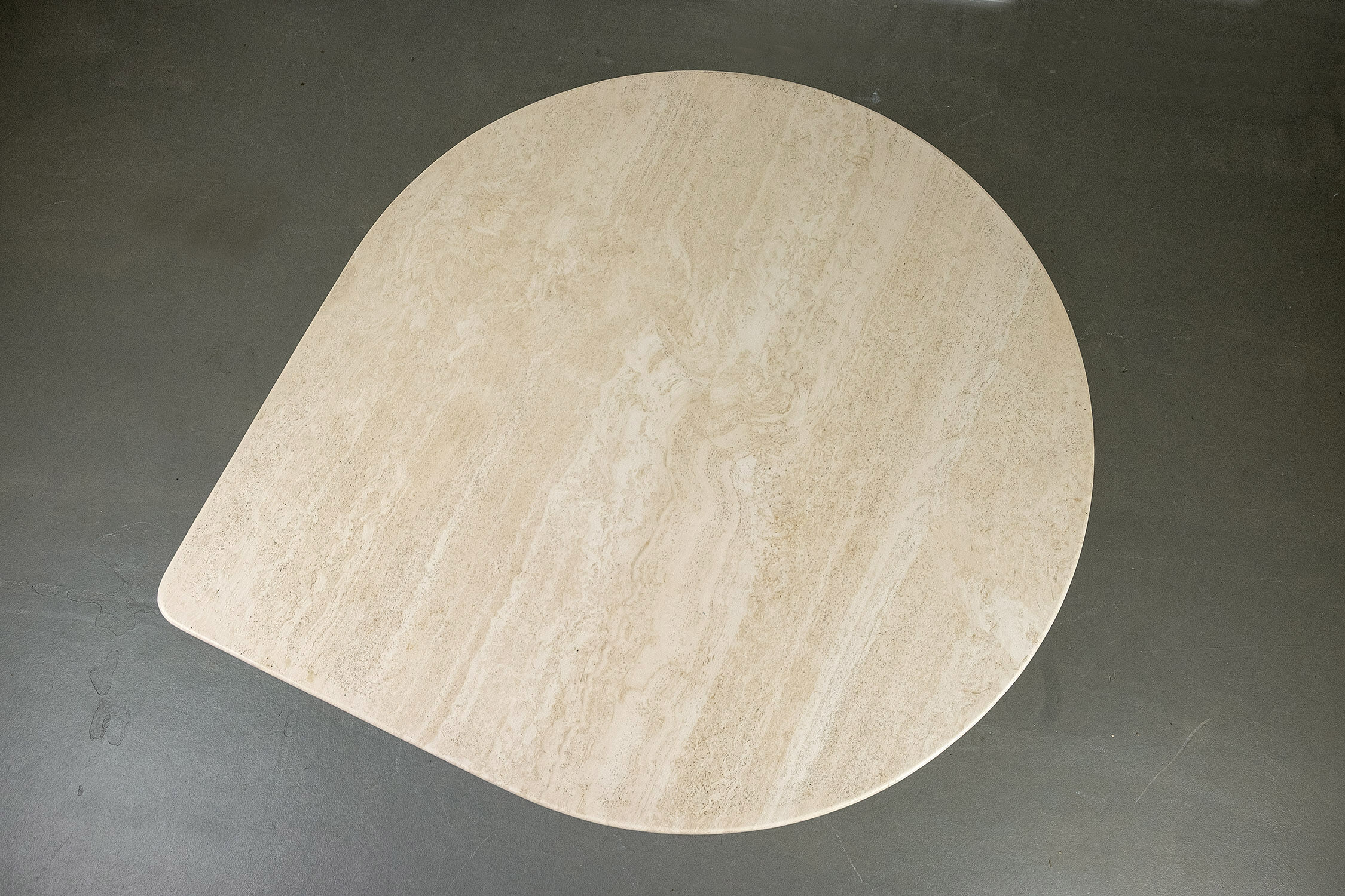Table basse en forme de goutte en travertin, années 1990