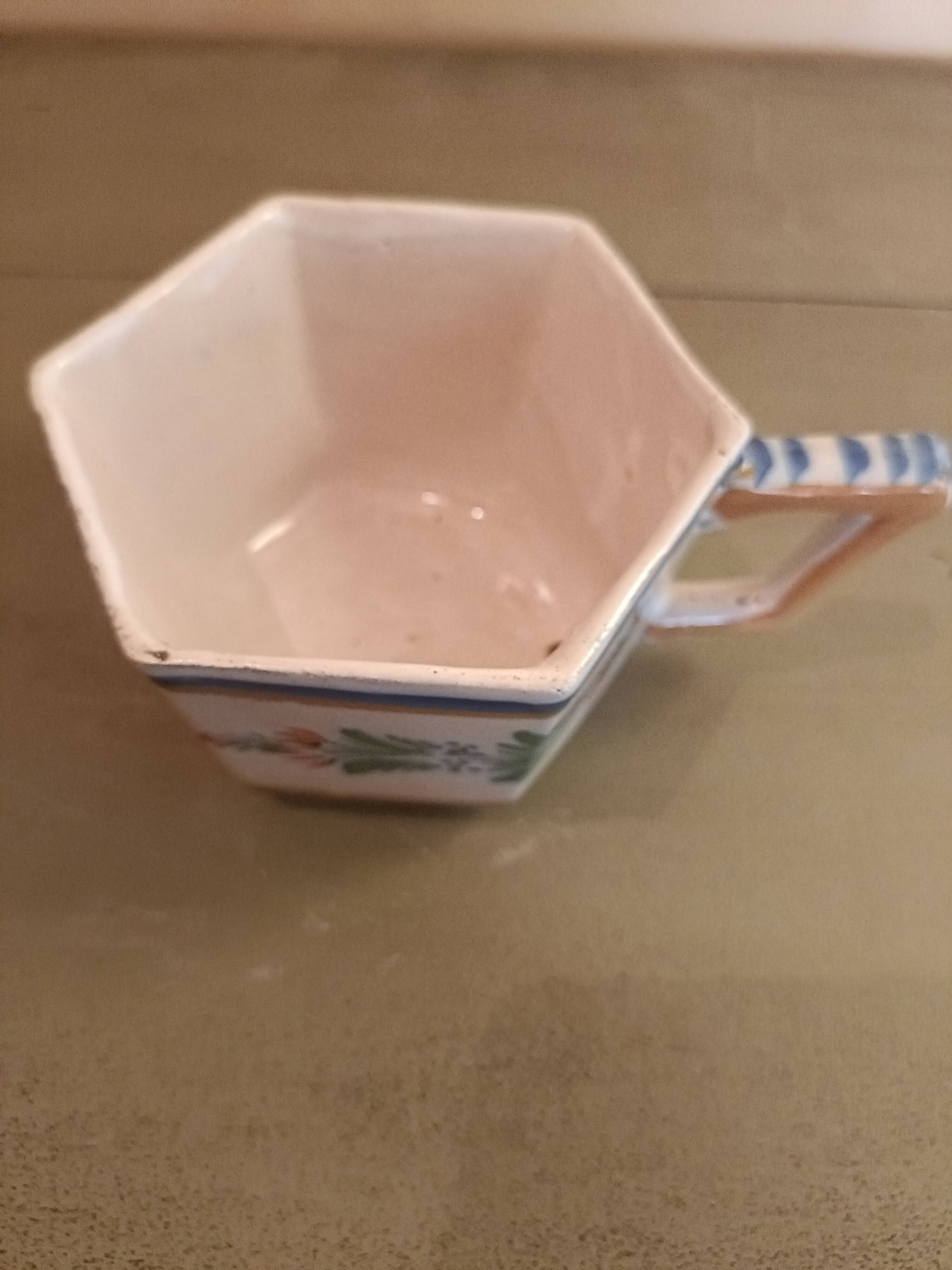 Hexagonal cup signed Henriot HR Quimper 7. Good condition.