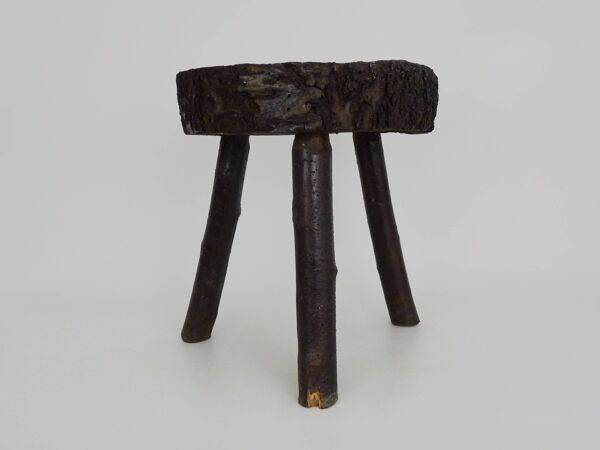 Tabouret de traite tripode en chêne, art paysan Ariège, France (XIXe siècle)