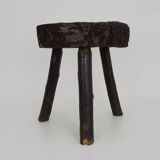 Tabouret de traite tripode en chêne, art paysan Ariège, France (XIXe siècle)