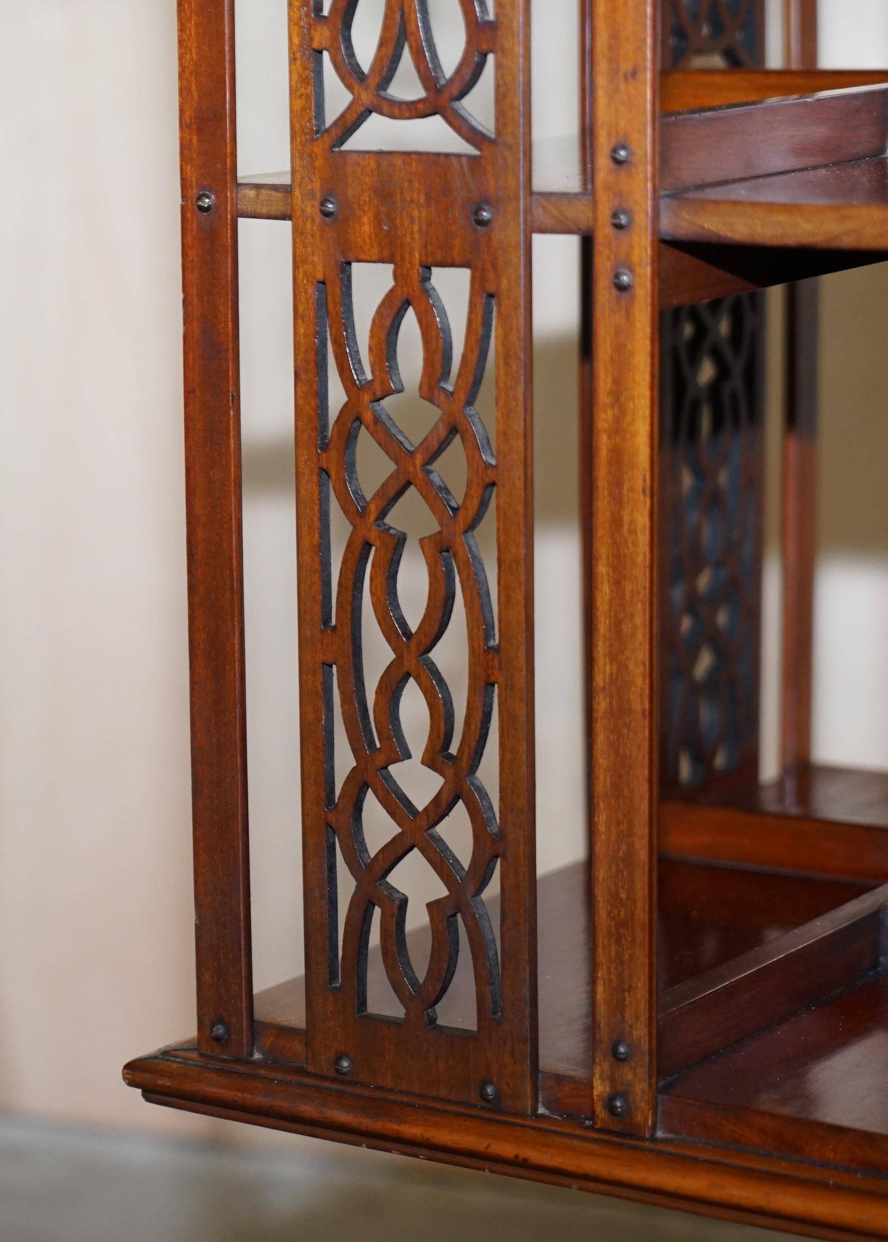 Table d'appoint bibliothèque tournante style Sheraton en bois dur et satinwood