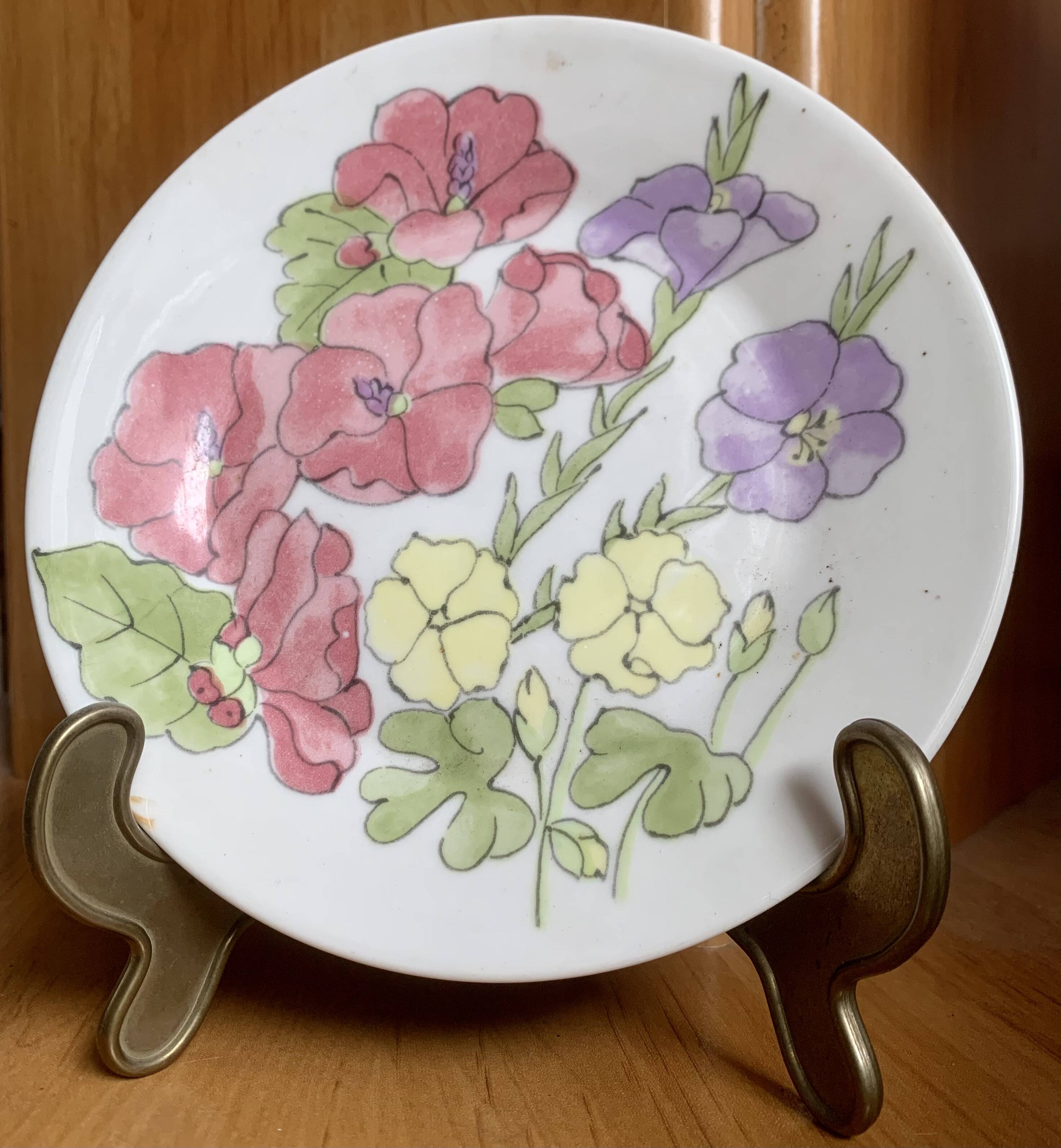 Ernestine Salerno Italian Collection Plate from the 1950s in very good condition.