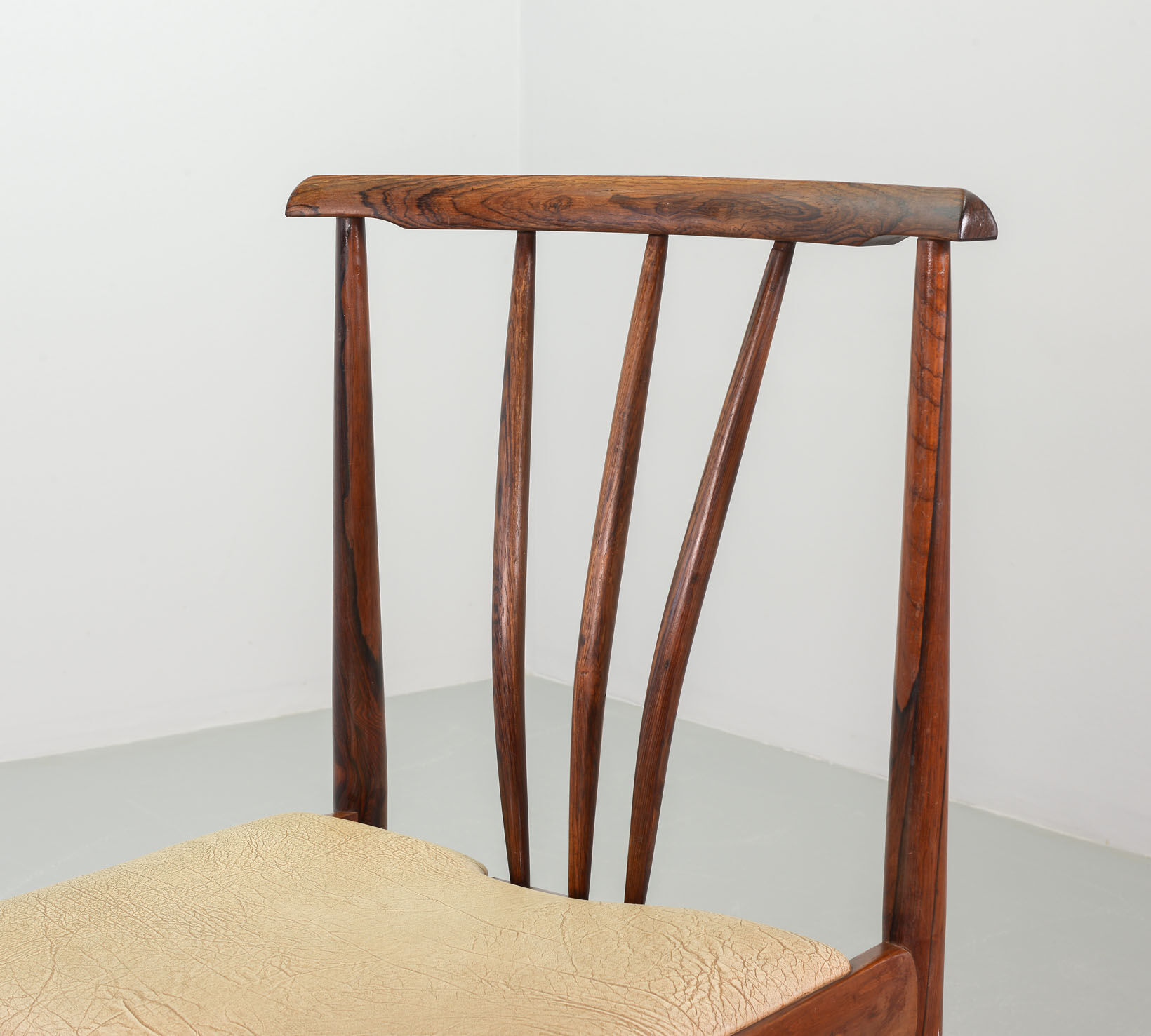 Chaises de salle à manger scandinaves à dossier fuseau en palissandre et revêtement blanc cassé