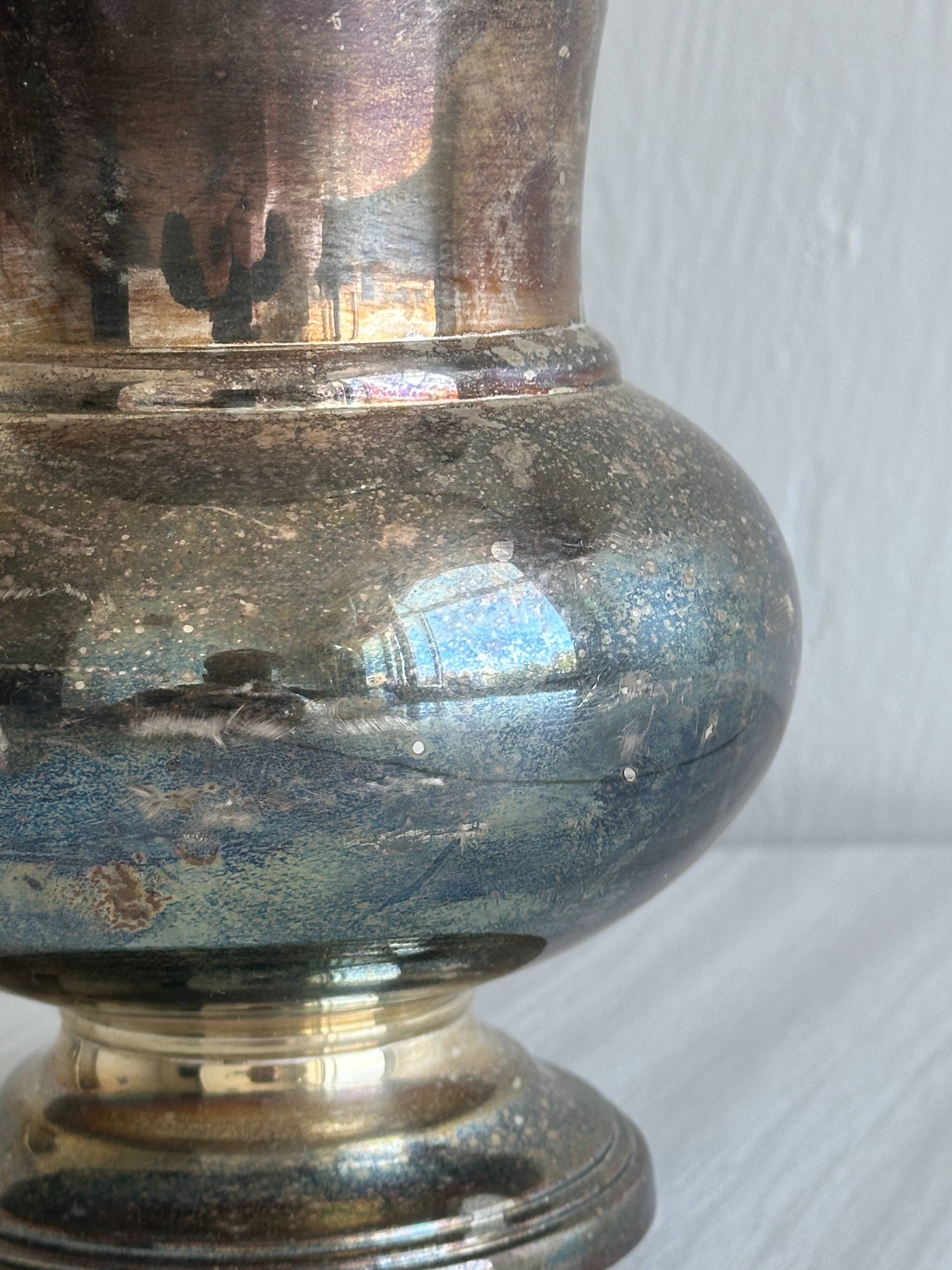 Vase en métal ancien très patiné
