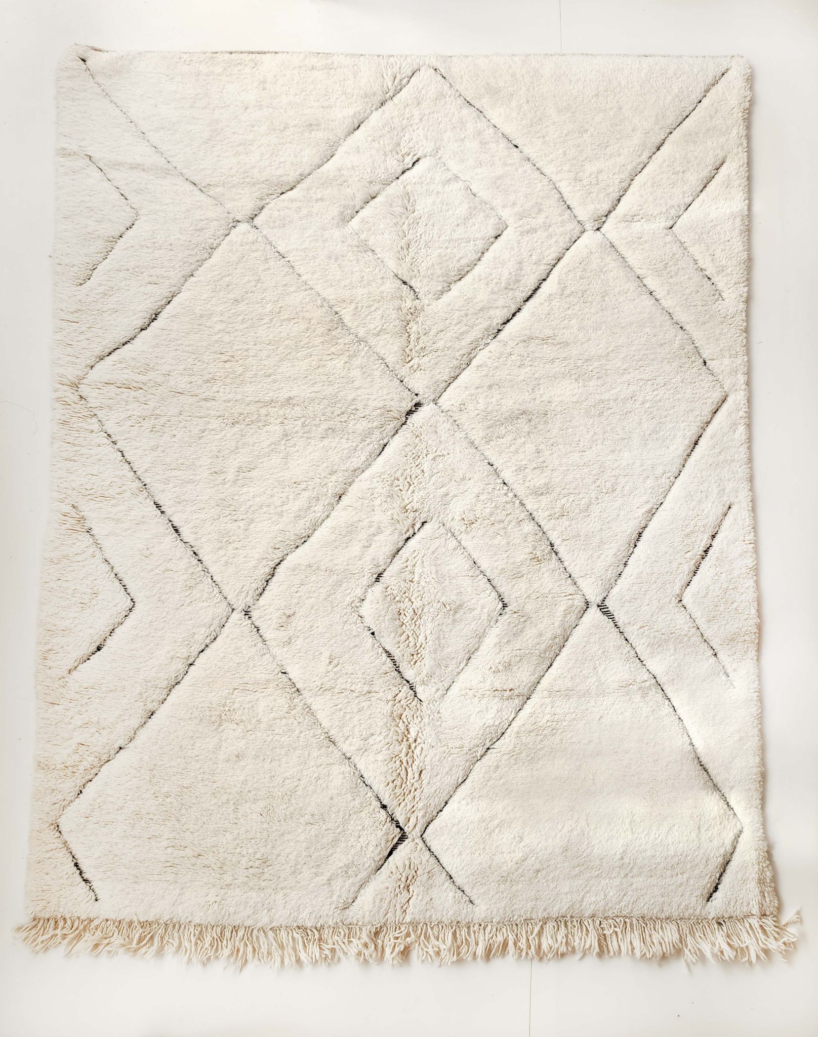 Tapis berbère marocain béni ouarain écru à losanges noirs gravés 295x213cm