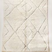 Tapis berbère marocain béni ouarain écru à losanges noirs gravés 295x213cm