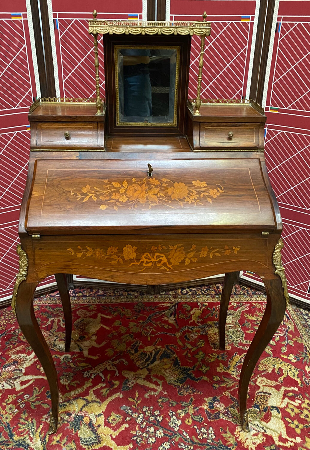 Wriitng desk laiding Louis XV style with secret compartment