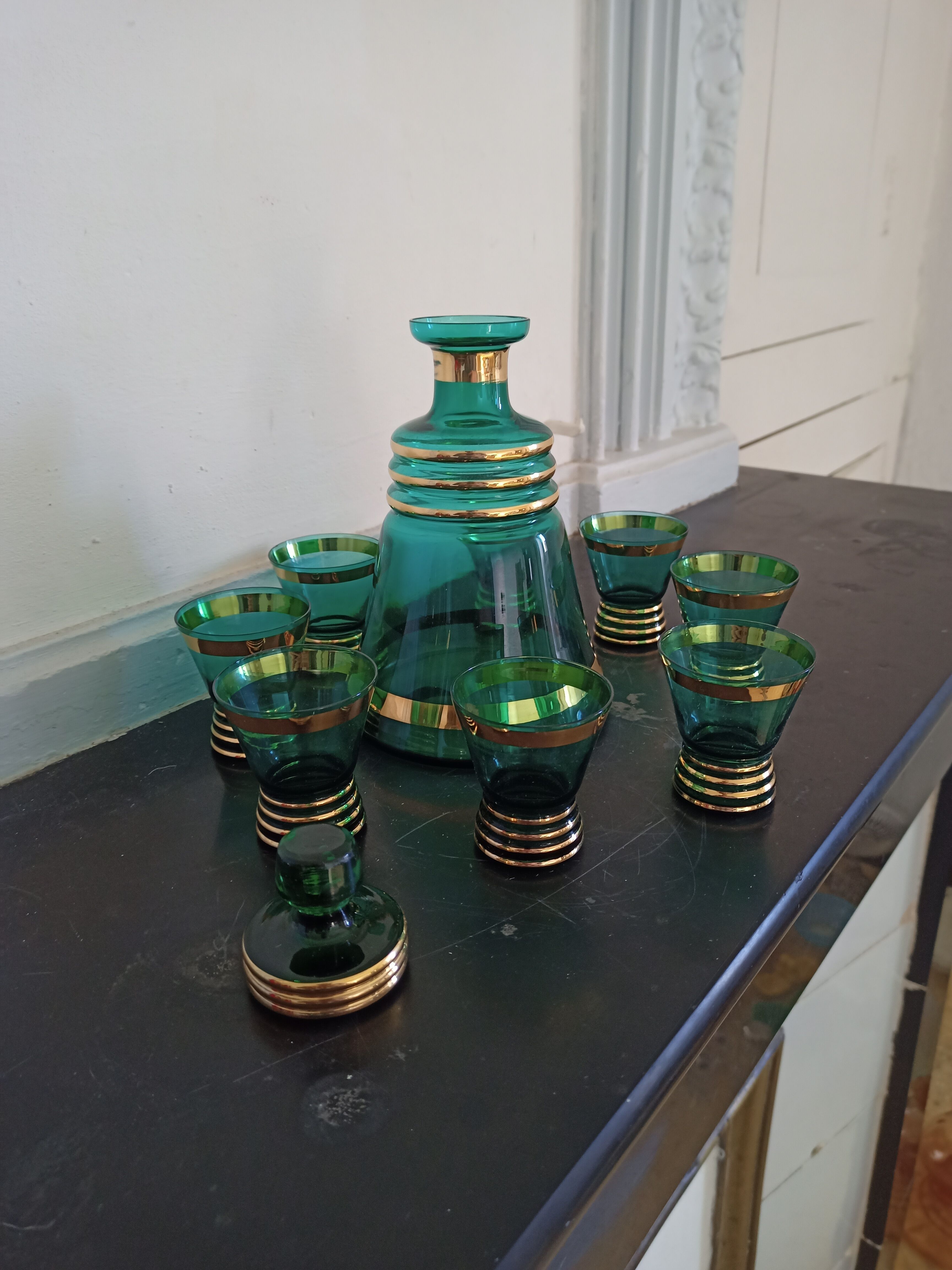 Carafe et verres à liqueur vert et doré verre ancien