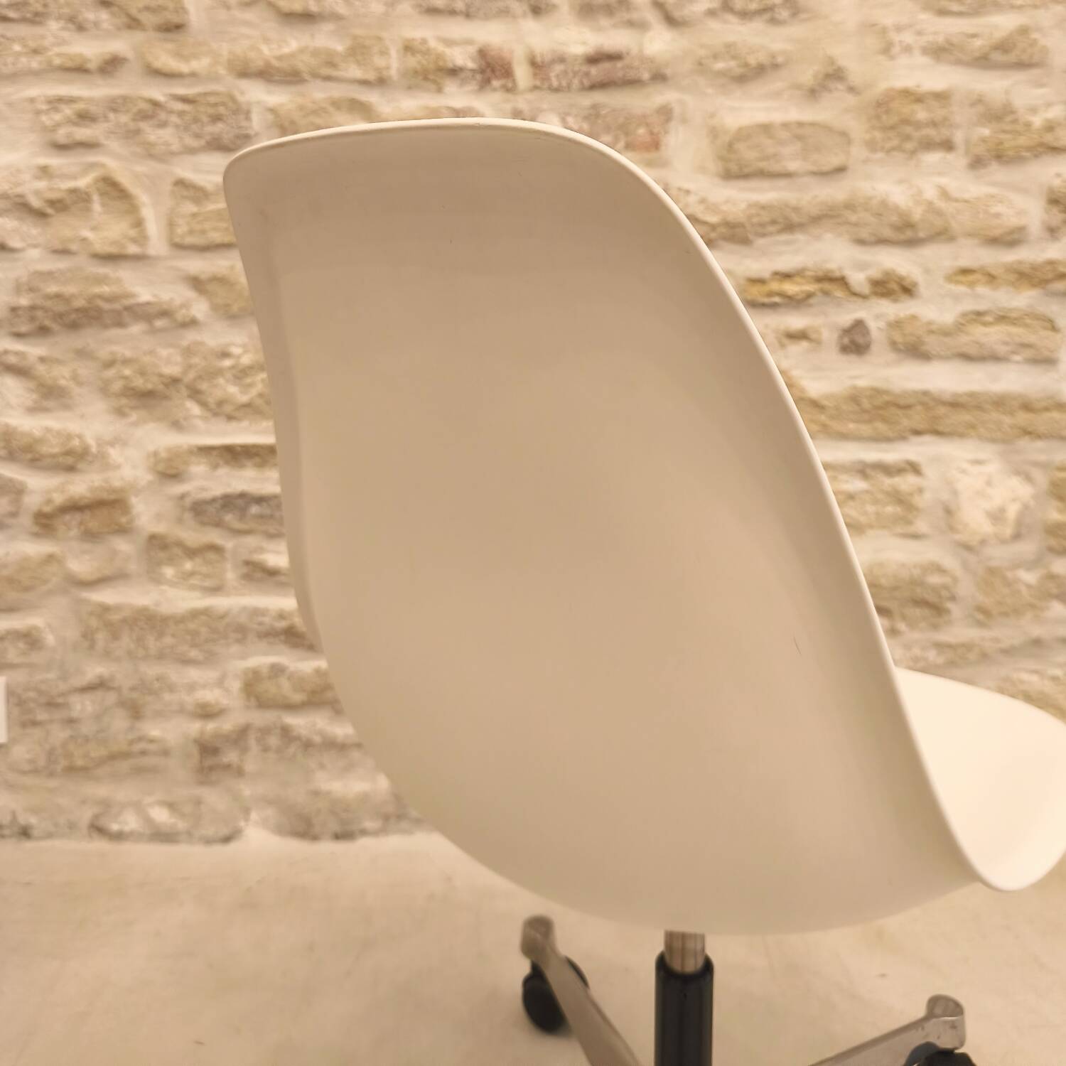 PSCC RE office chair designed by Charles and Ray Eames, Vitra