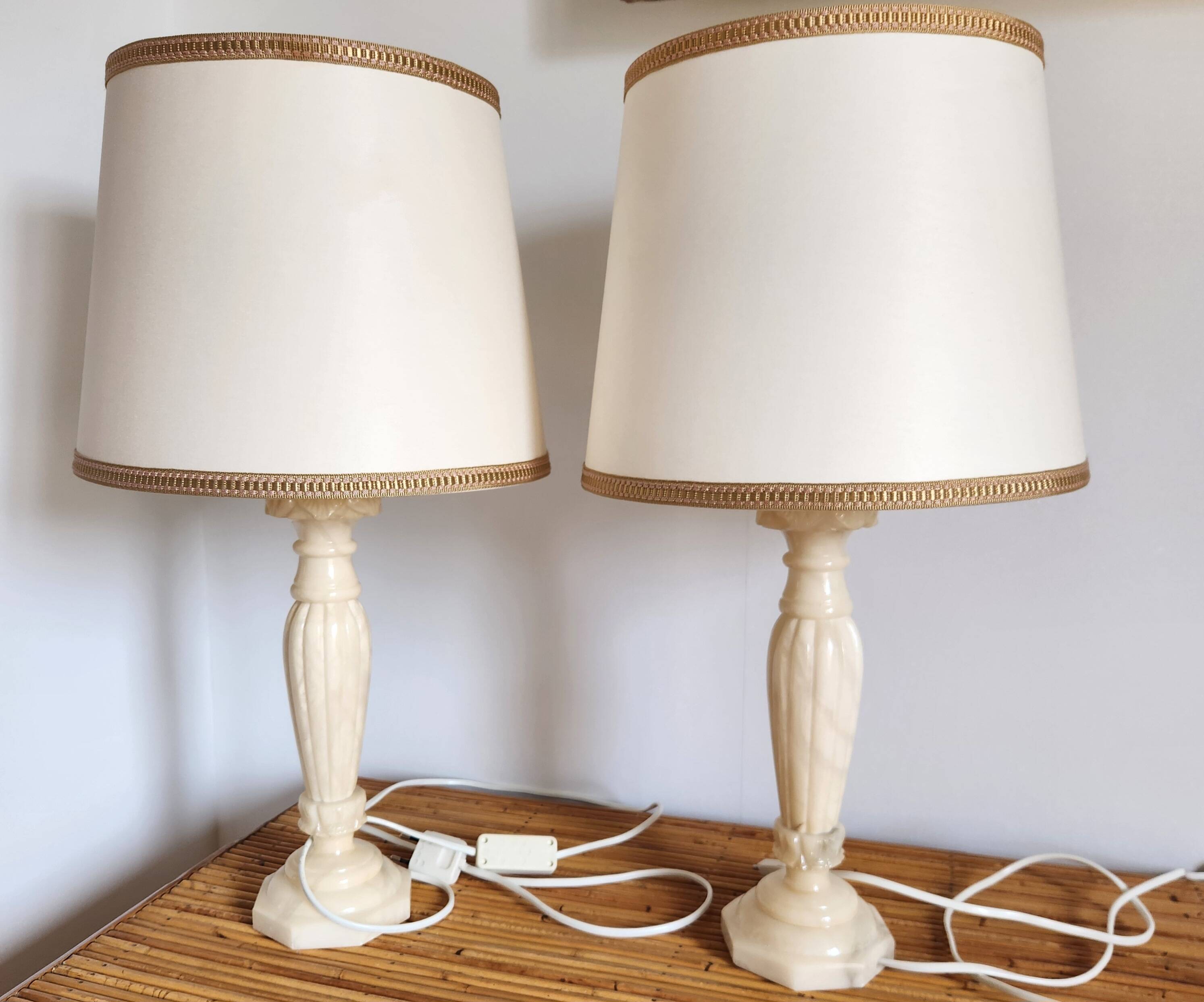 Deux lampes à poser, pieds en albatre