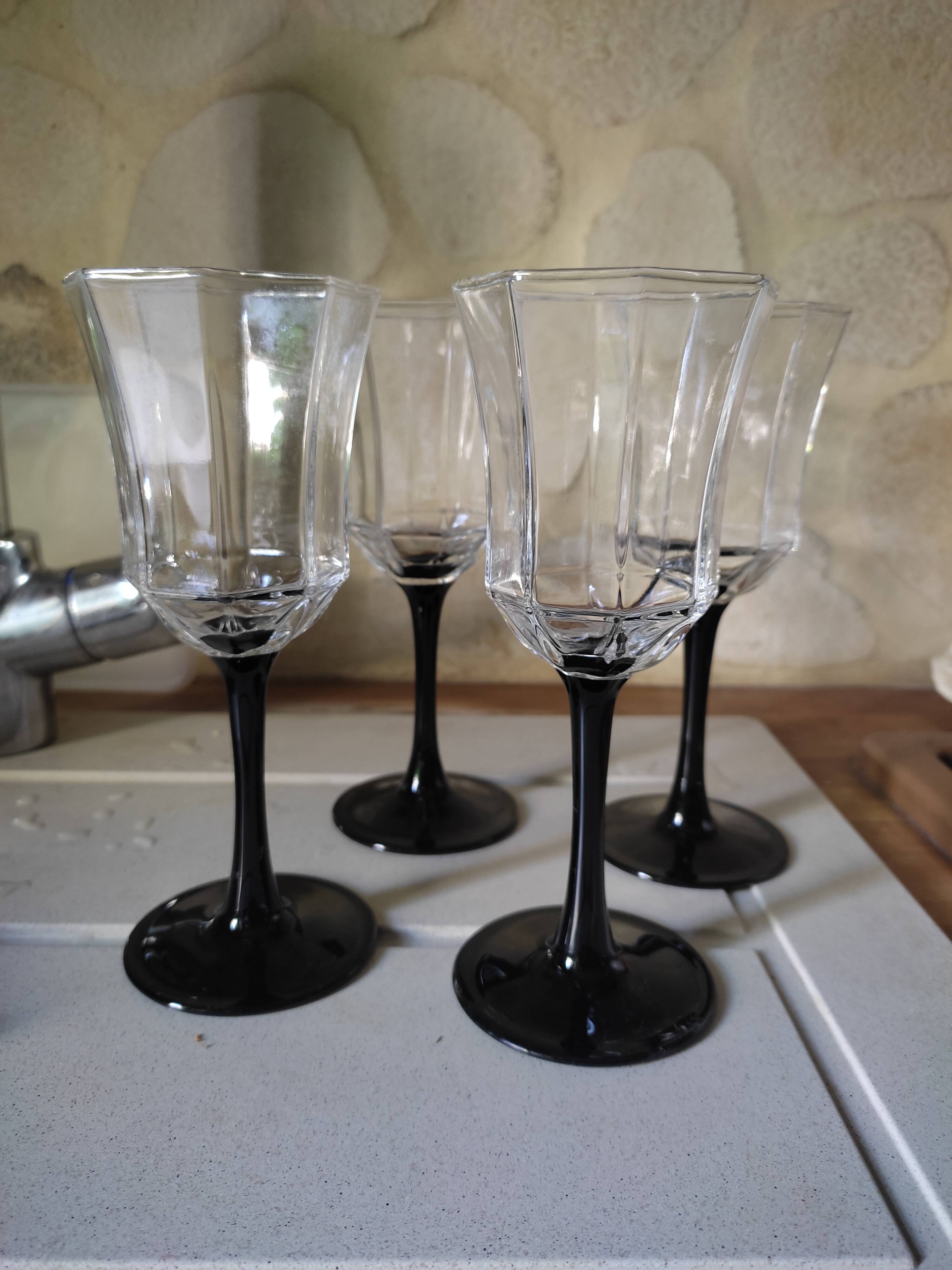 4 black-footed arcoroc glasses
