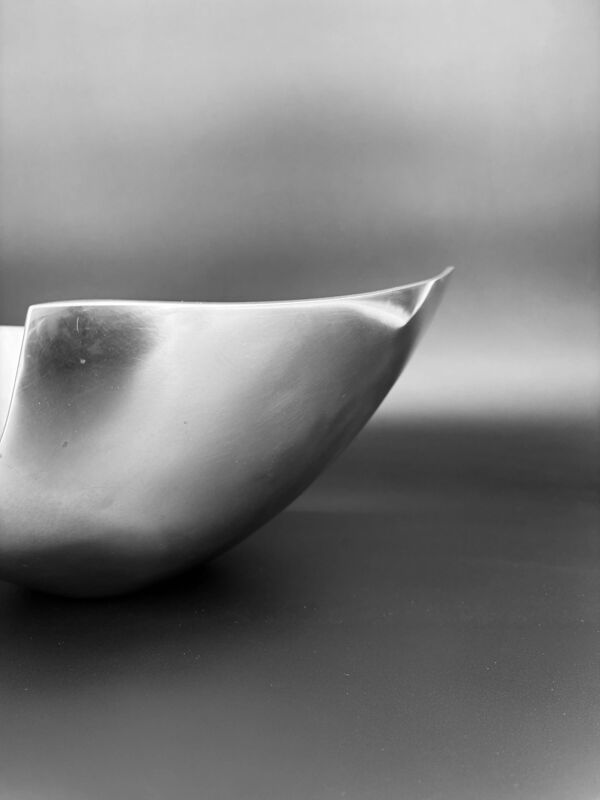 Coupe sculpturale en aluminium poli, esprit Michael Lax, années 1970