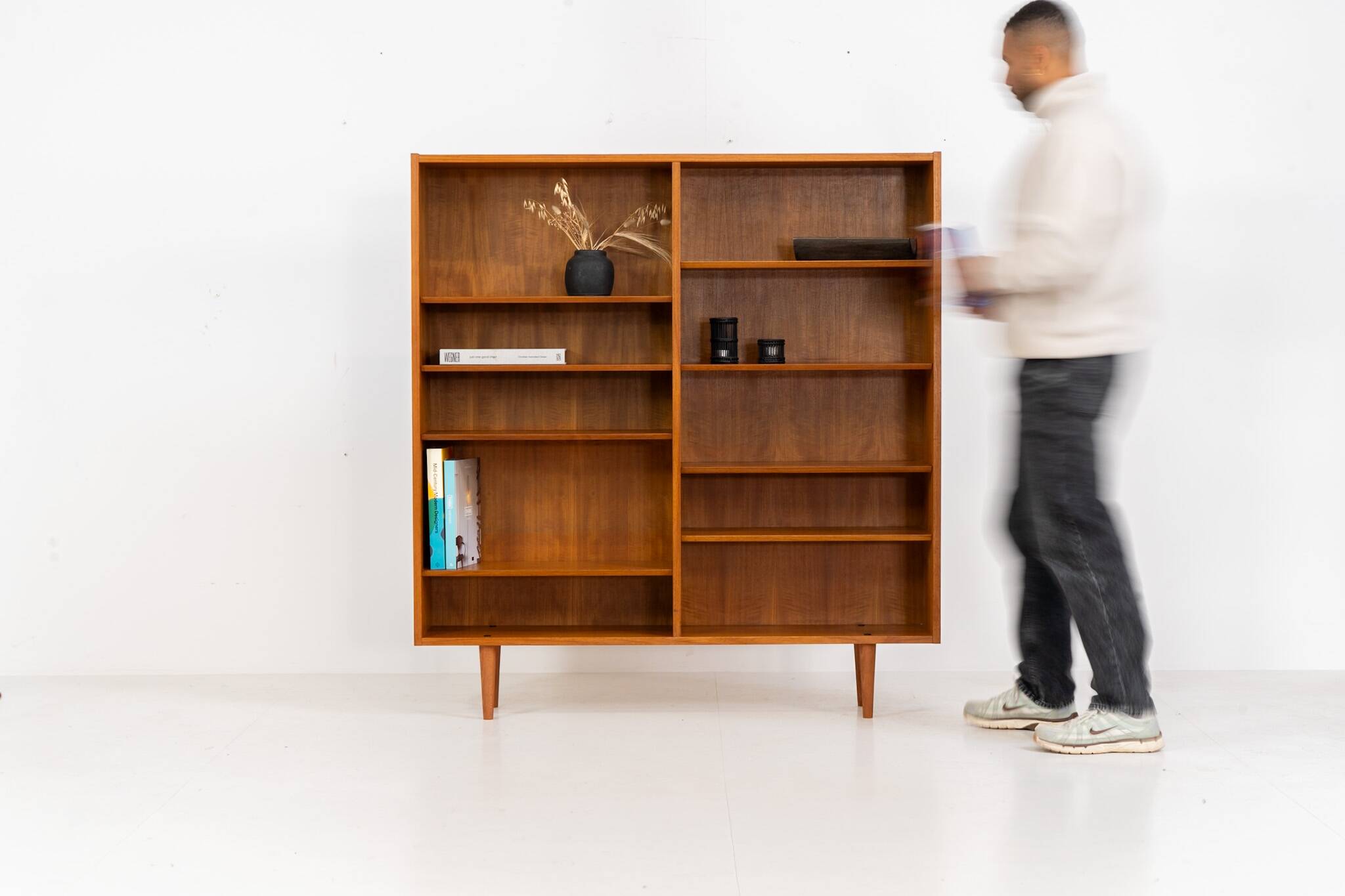 Bibliothèque du milieu du siècle par Poul Hundevad