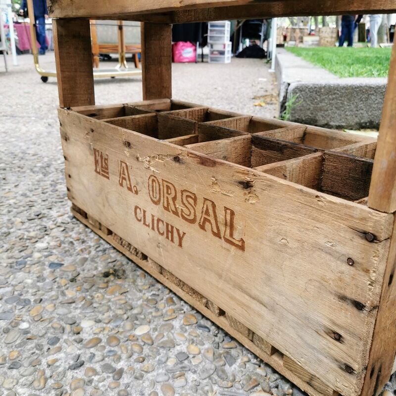 Case carries wooden bottles