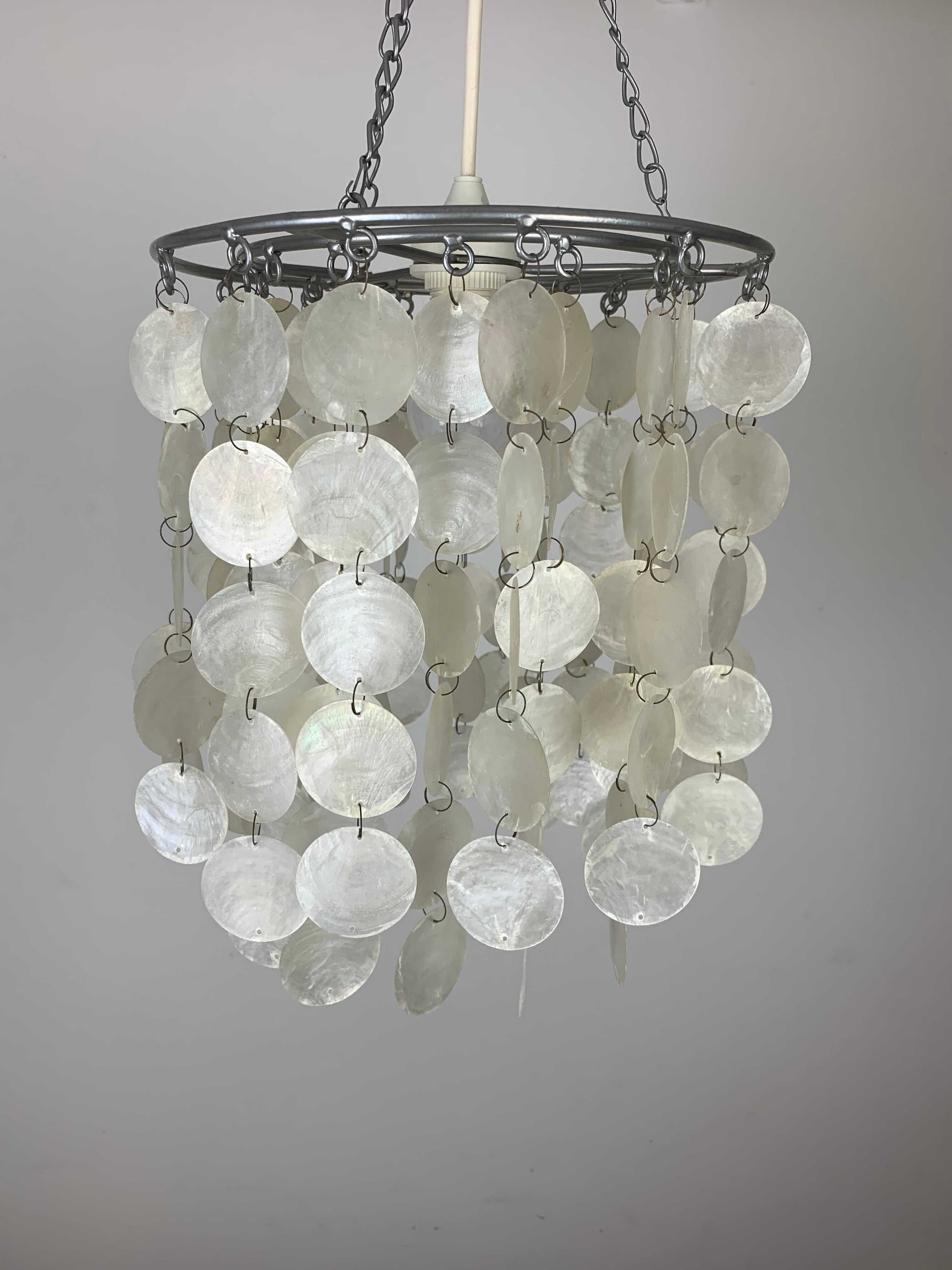 Mother-of-pearl grapevine suspension