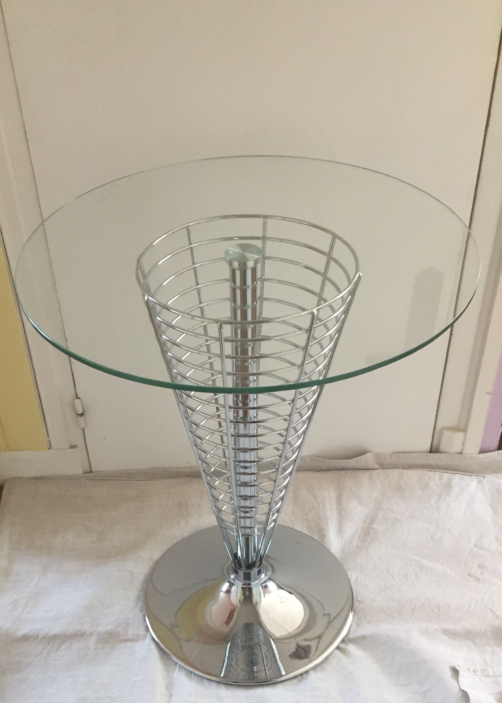 Design pedestal table