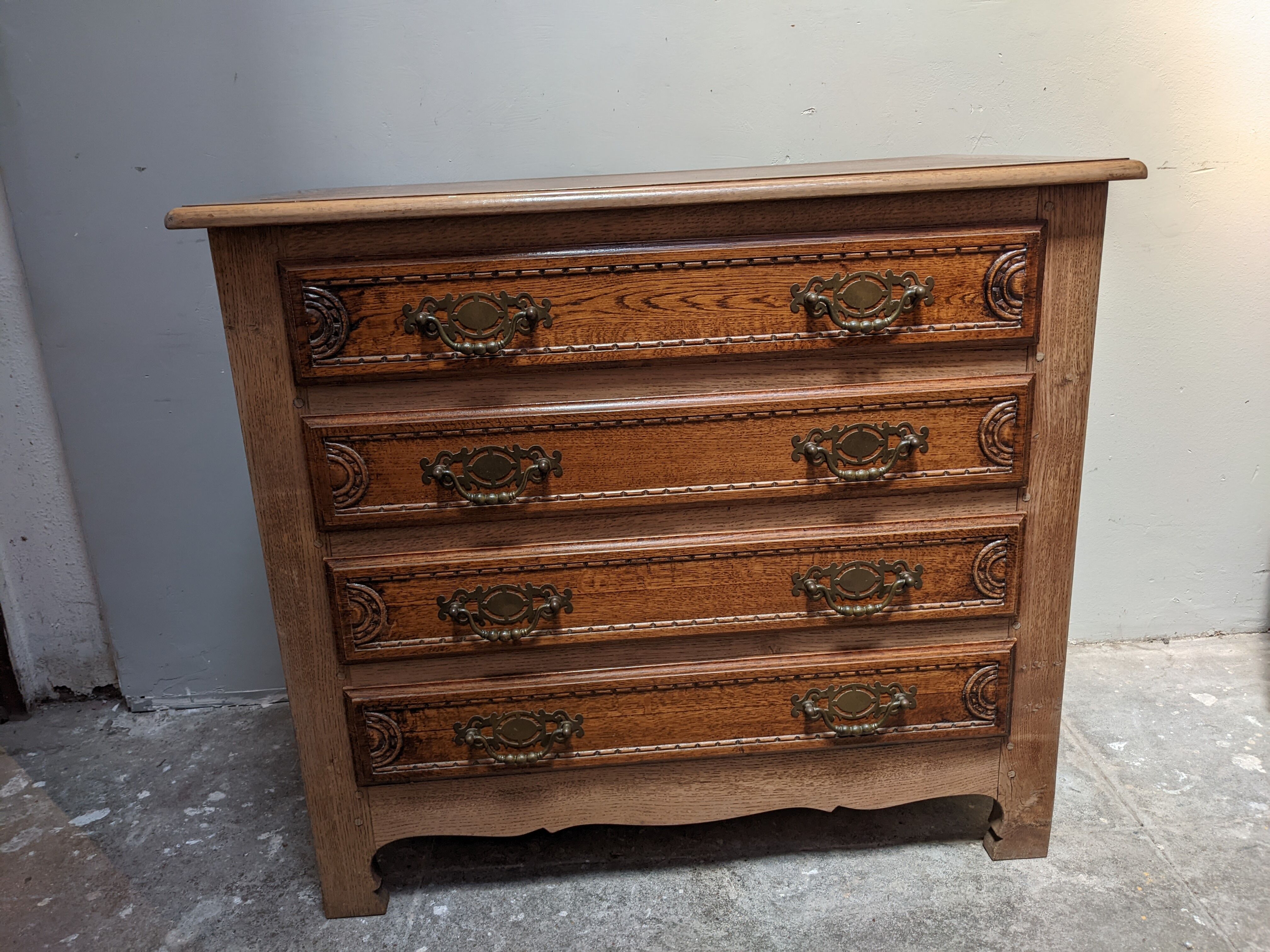 Oak chest of drawers