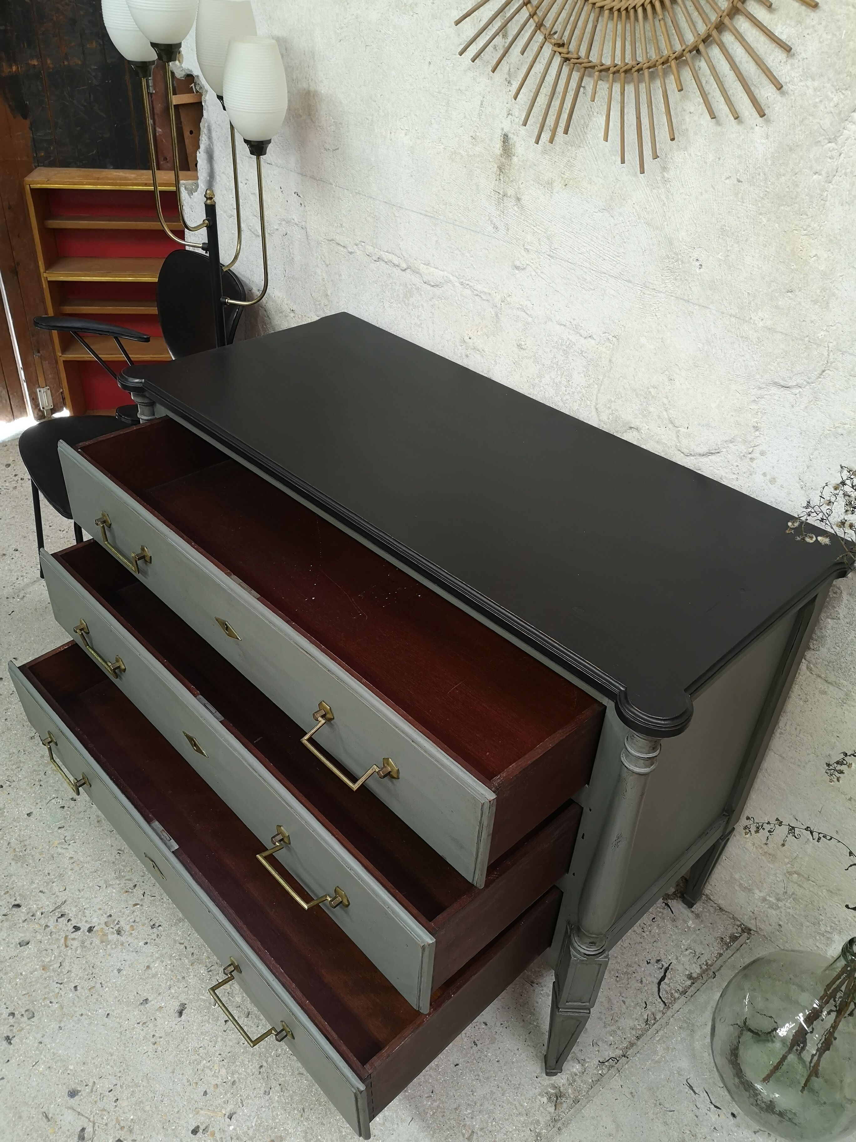 Old-style shabby chic gustavian patina