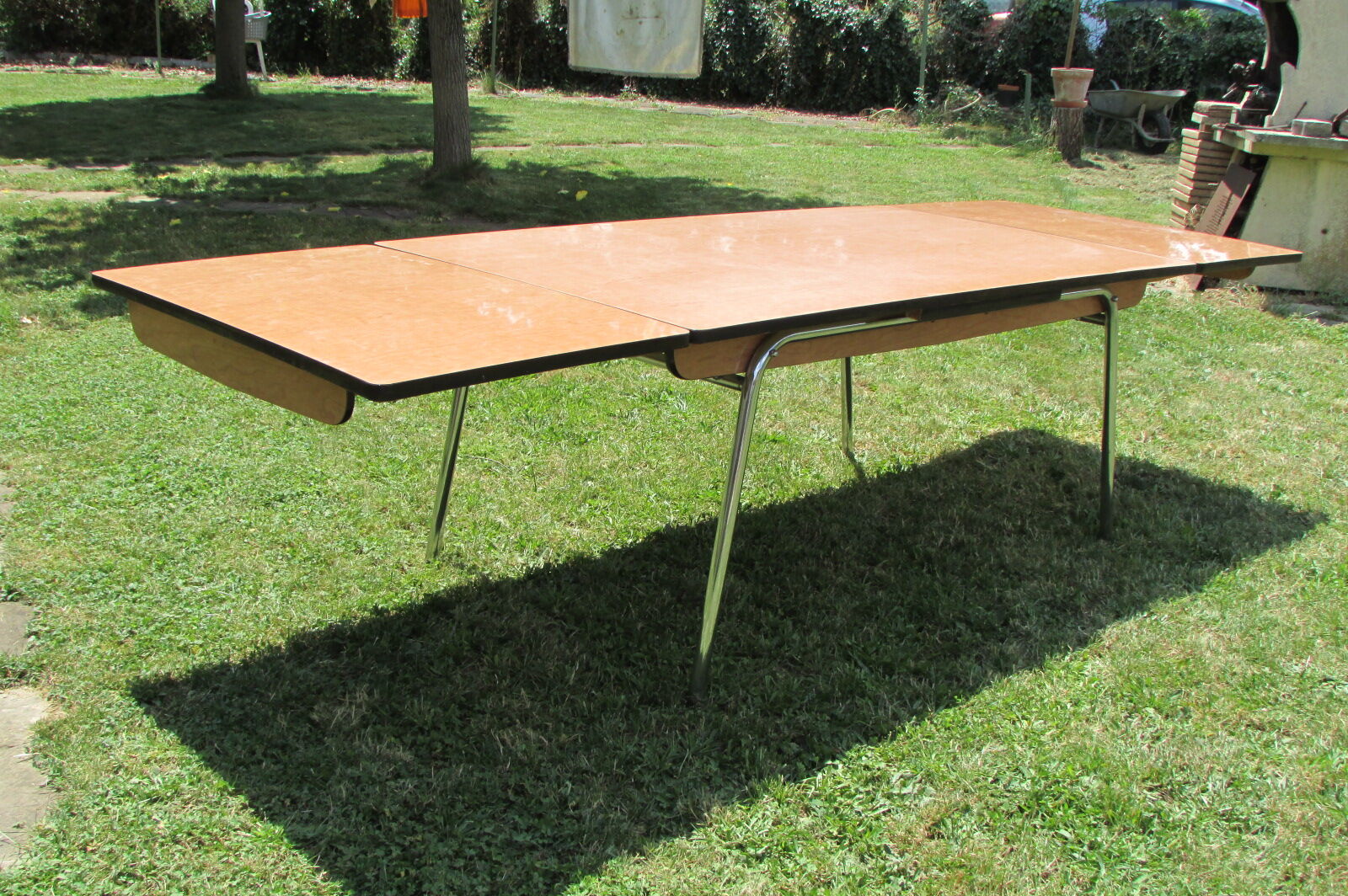 Very large stretch the 1970s in formica table