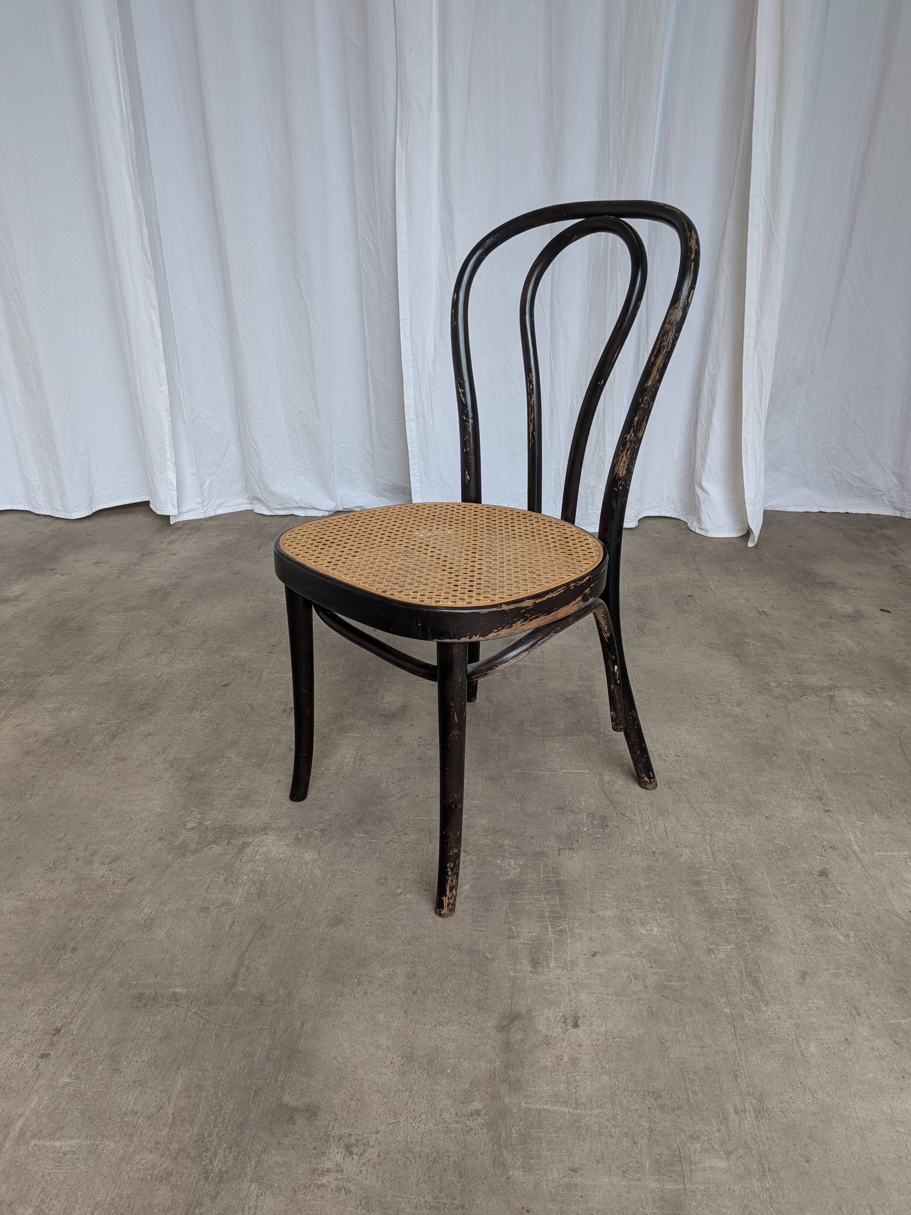 Chaise de salle à manger vintage style Thonet en bois noir et assise en cannage 1970