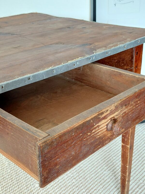 Table rustique ancienne/bureau de drapier à ceinture zinc et tiroir