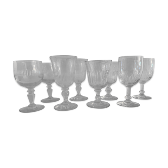 8 verres à pied anciens soufflés, 4 modèles différents