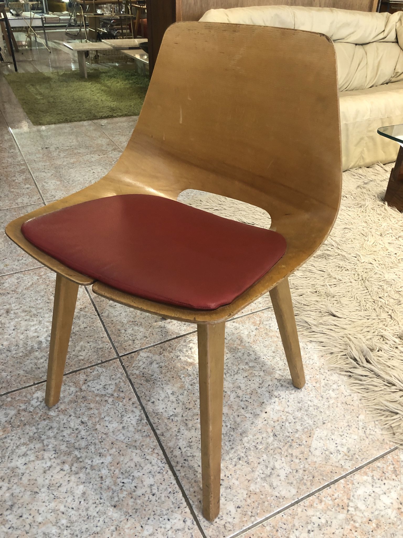 Chaise Tonneau de Guariche pieds bois