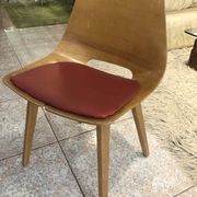 Chaise Tonneau de Guariche pieds bois