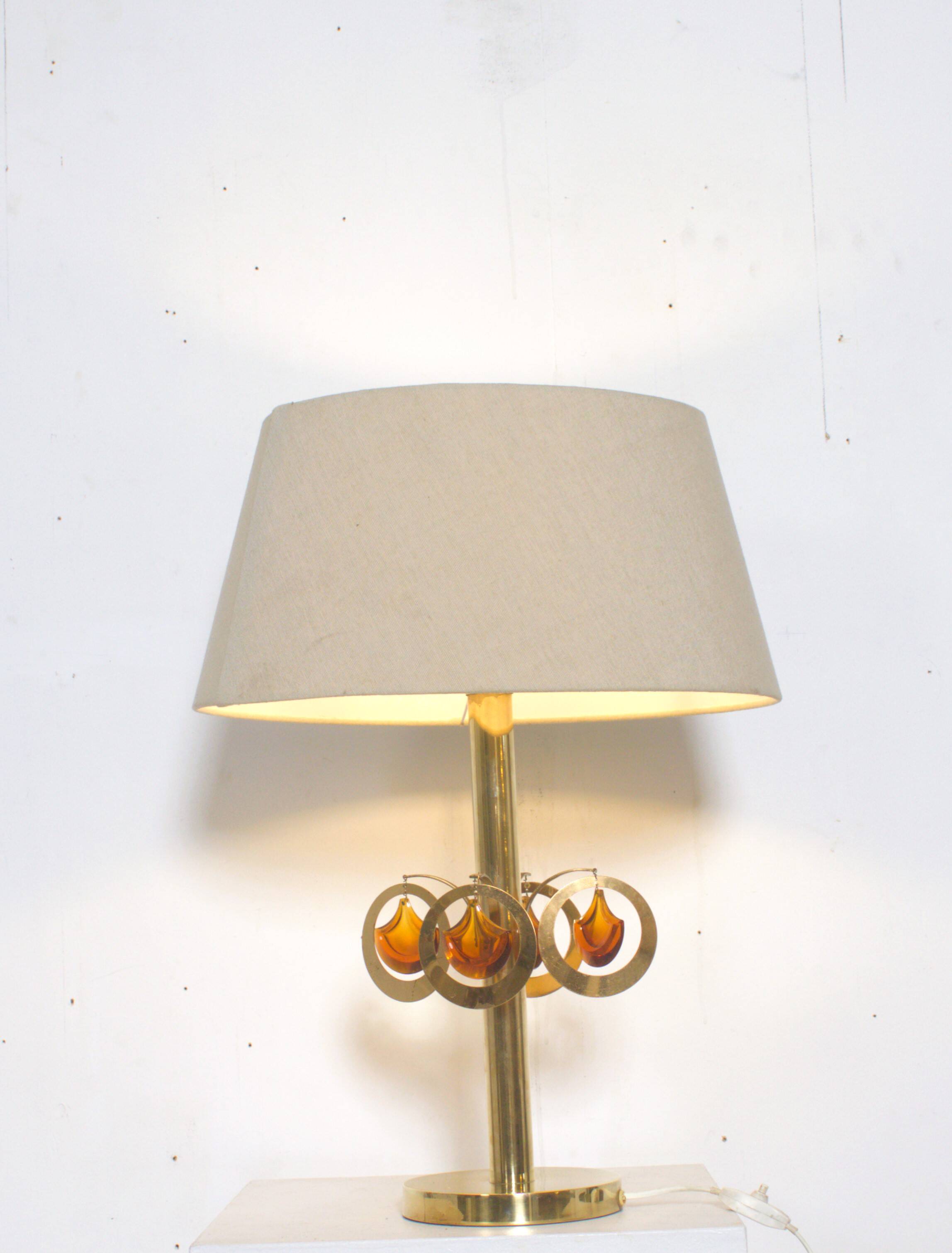 Lampe de table en laiton avec ornements en verre couleur ambre ca  1970