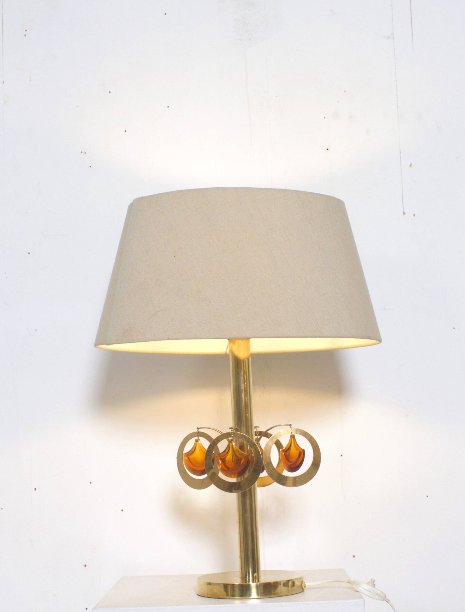 Lampe de table en laiton avec ornements en verre couleur ambre ca  1970