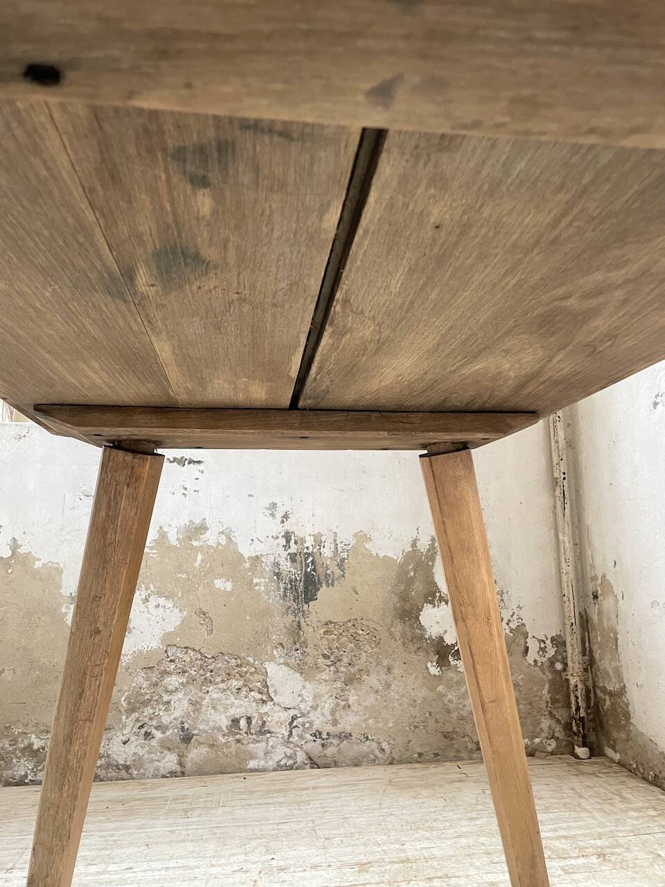 Table brutaliste savoyarde en chêne