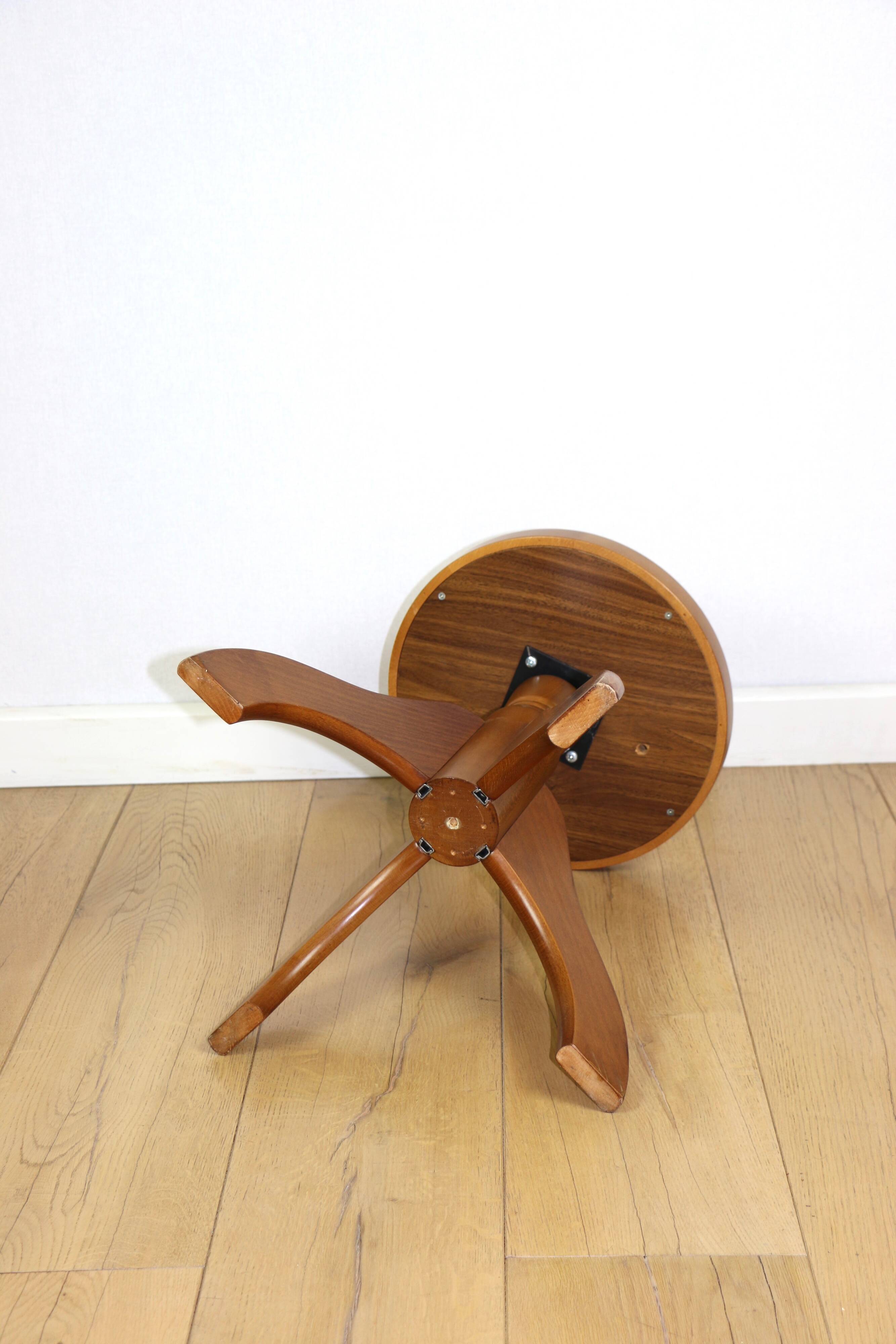 Adjustable vintage round piano stool