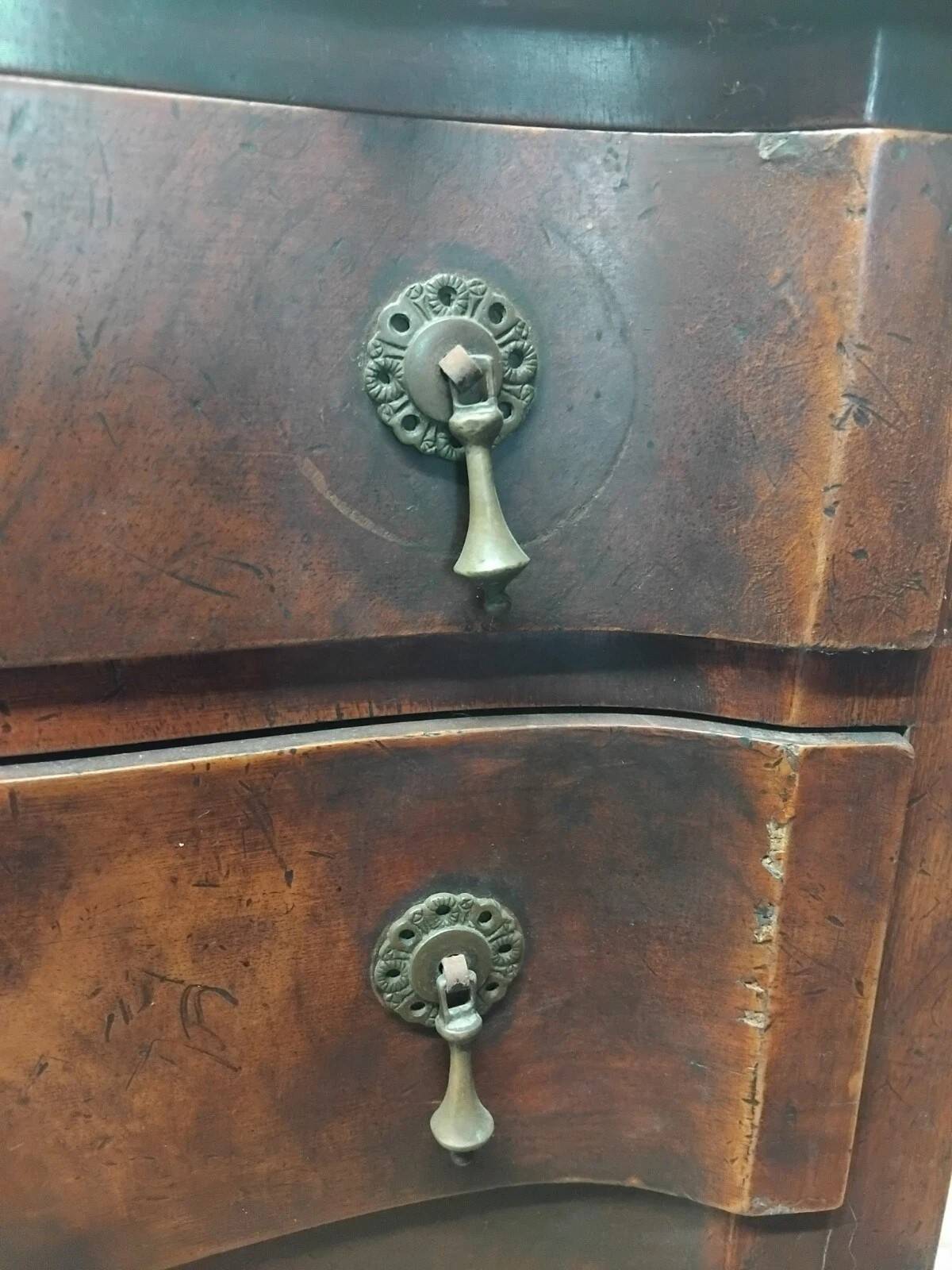 Commode galbée ancienne