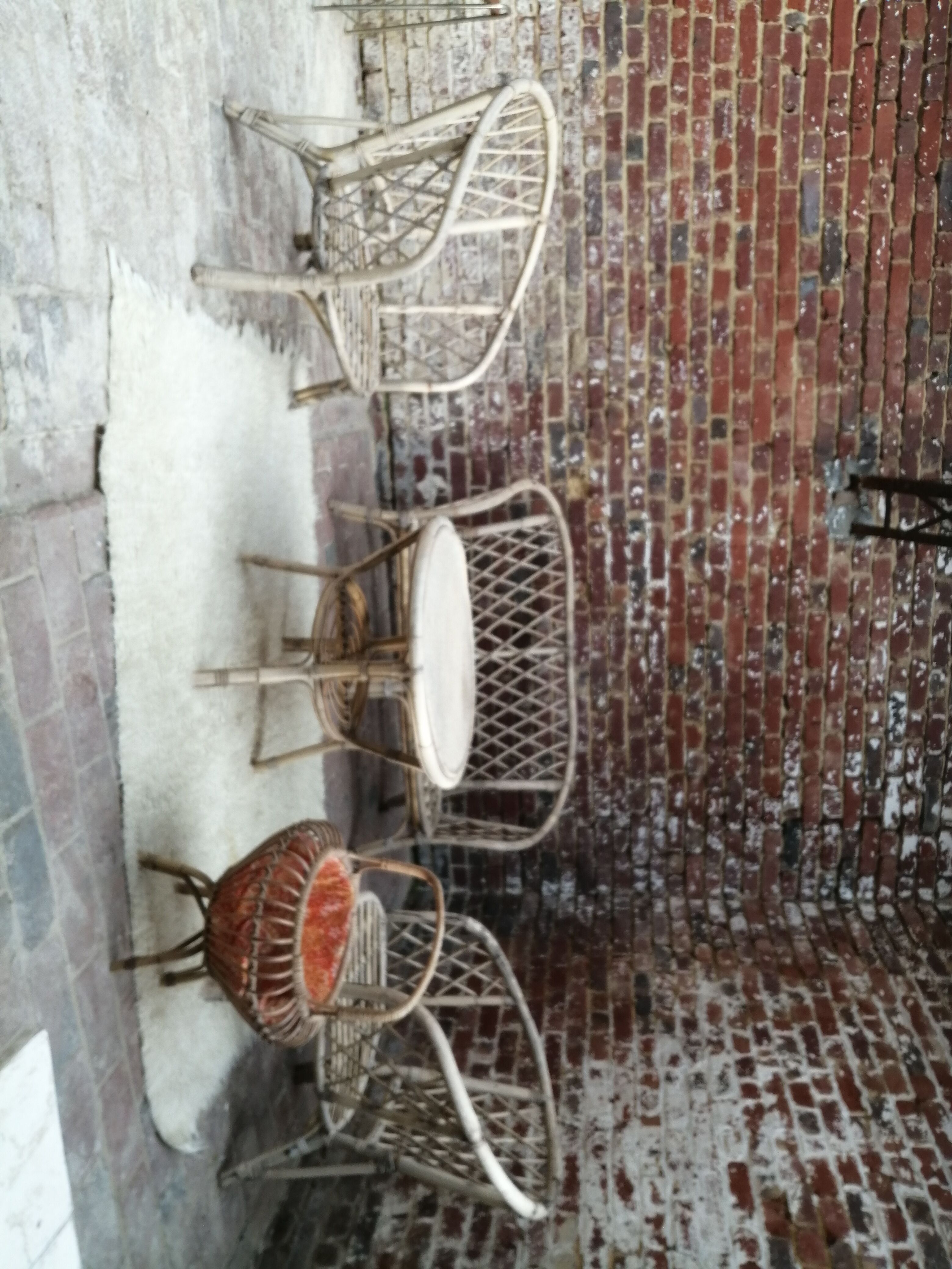 Set living room armchairs sofa, table and seamstress in vintage rattan