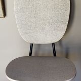Chaise skaï moucheté et pieds tubes de métal noirs années 50