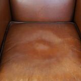 Magnifique fauteuil classique en peau de mouton avec une belle apparence et une assise confortable