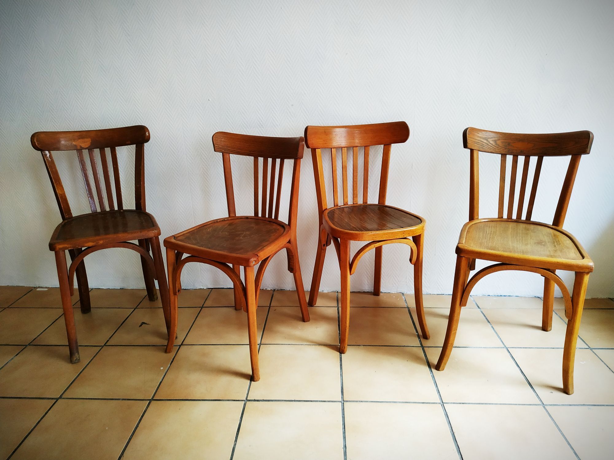 Série de quatre chaises bistrot