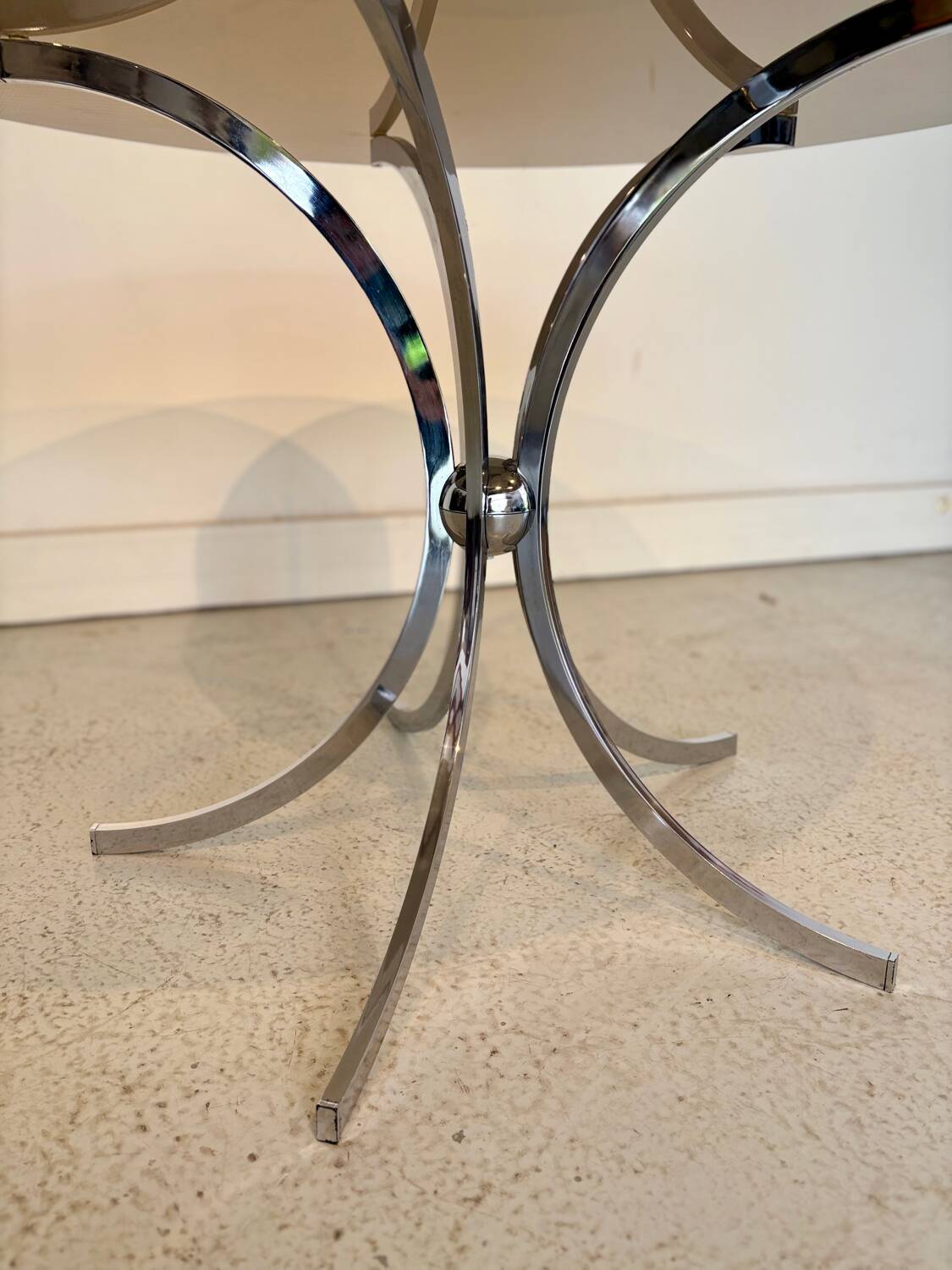 Table ronde vintage années 70 – verre fumé & piètement chrome –