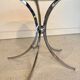 Table ronde vintage années 70 – verre fumé & piètement chrome –