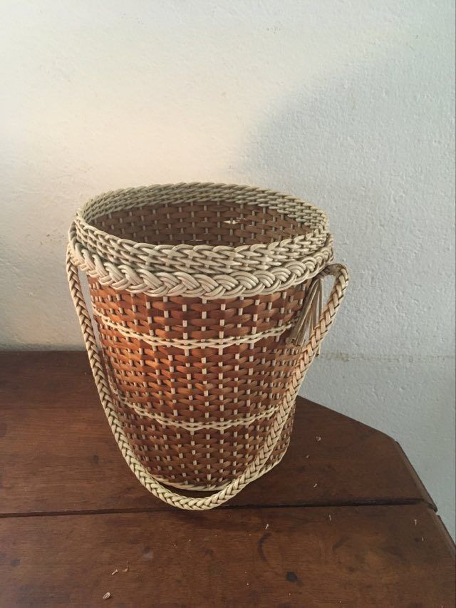 Hanging wicker and scoubidou 1960s hang-stash.