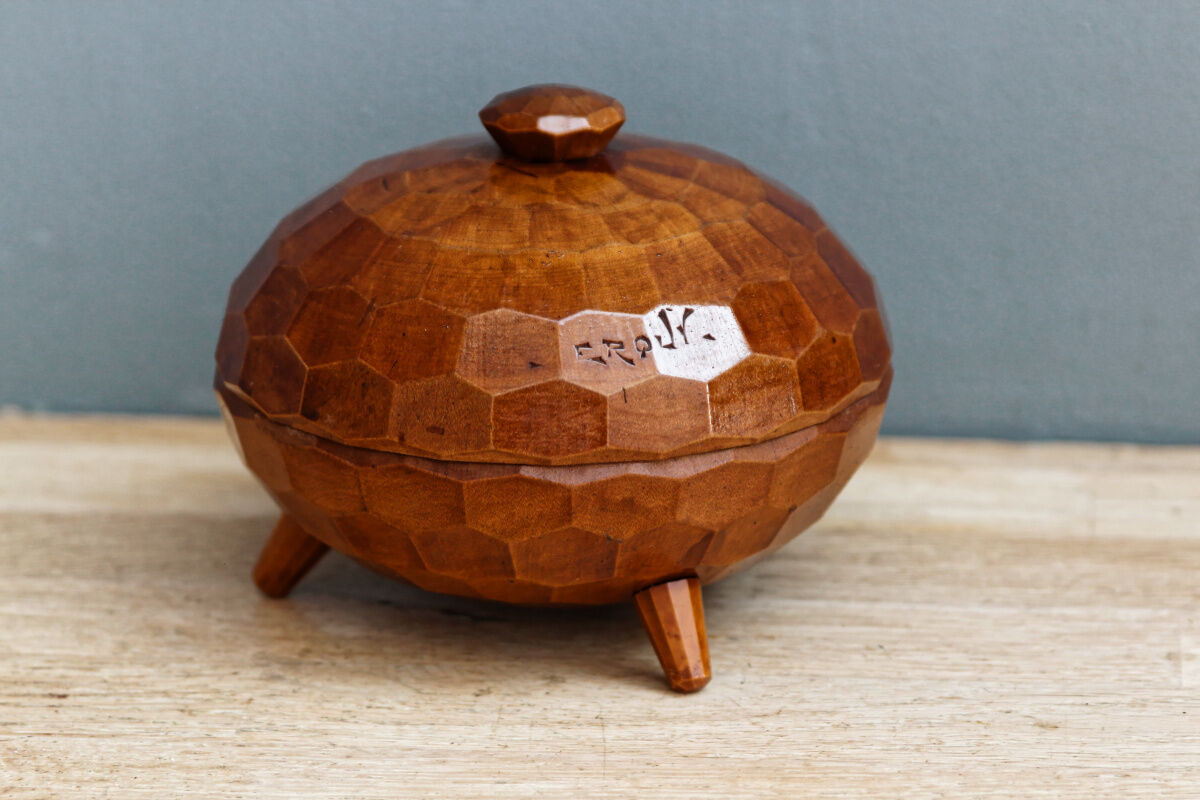 Bonbonnière, vintage tripod box