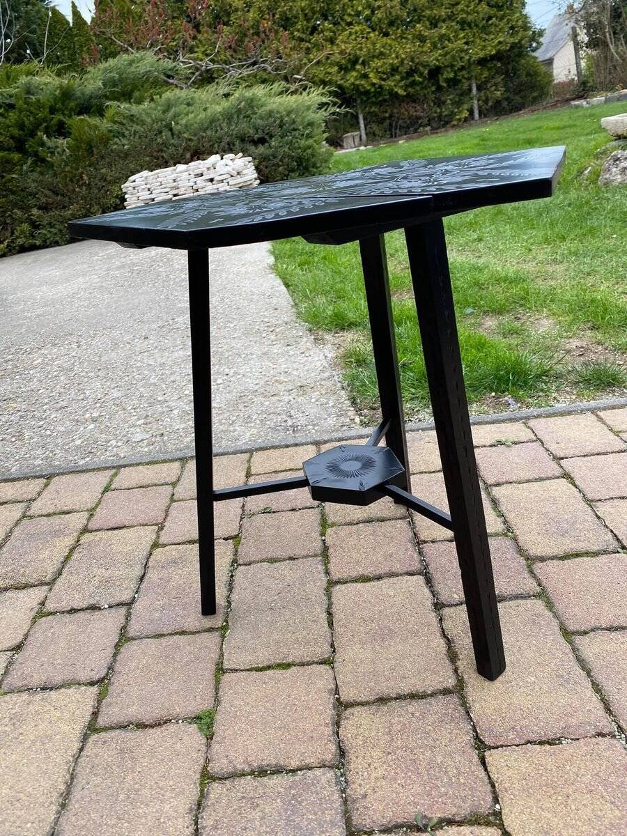 Hexagonal side table in black painted wood, engraved floral decoration, 1920s vintage style.