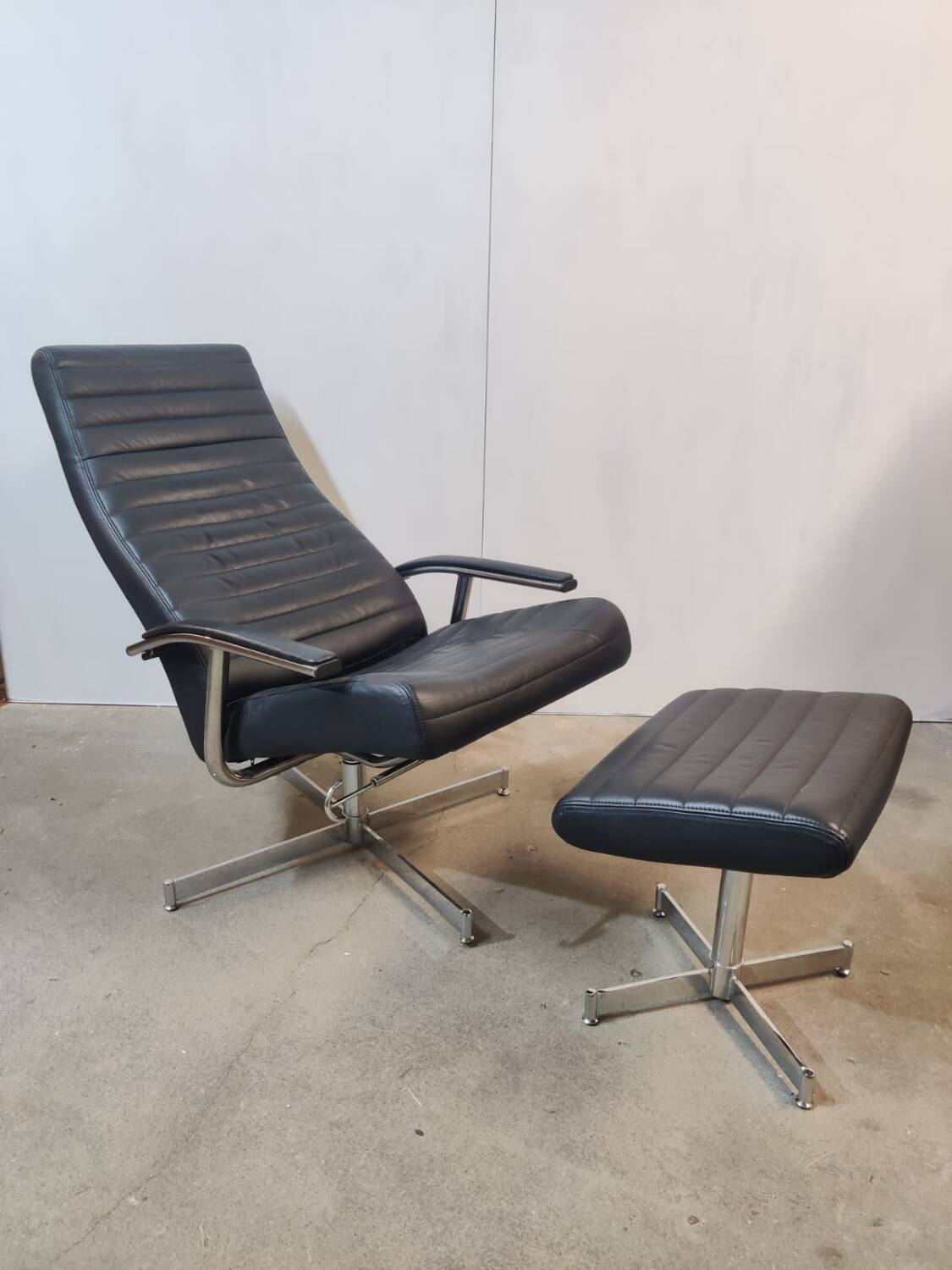 Fauteuil lounge et ottoman vintage