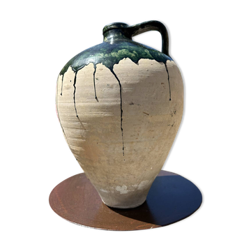 Earthenware jug from the 19th century.